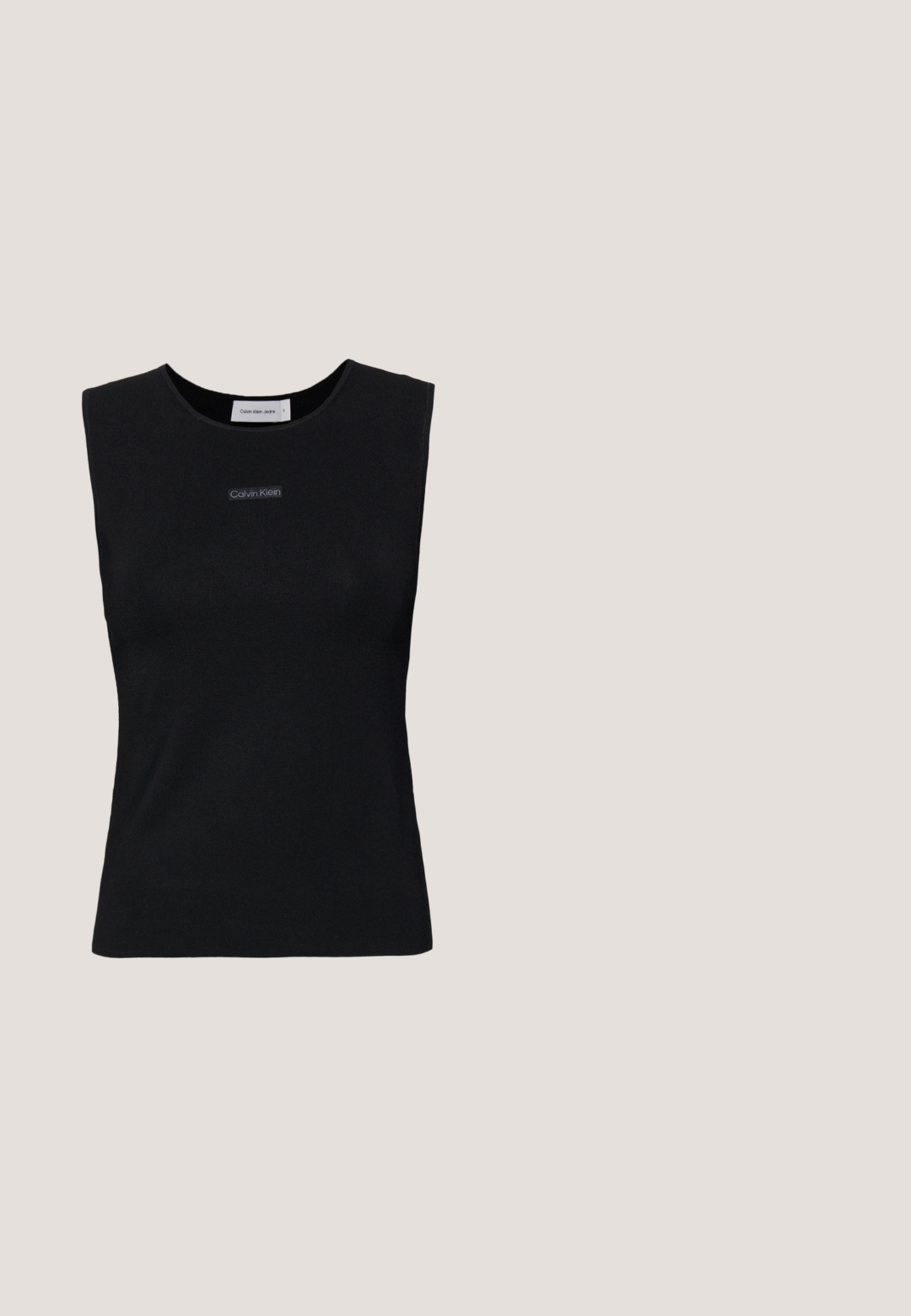 Čierny bezrukávový top vyrobený z hladkej látky. Má okrúhly výstrih a malé logo Calvin Klein na strede. Jednoduchý a priliehavý dizajn.; Čierna kožená mini sukňa s prispôsobeným strihom, so vstavanými prednými vreckami, zapínaním na gombík a hladkým povrchom.; Čierne kožené čižmy po kolená s nízkym podpätkom, okrúhlou špičkou a kovovou sponou s logom "CK" okolo členku.; Čierne slnečné okuliare so štýlovým, uhlyzovaným dizajnom, tmavými sklami a kontrastným strieborným logom po stranách. Hladká plastová textura.; Čierna lesklá kabelka Calvin Klein so zlatým zipsom a krátkym remienkom na bielom pozadí.; Pár strieborných kovových náušníc s abstraktným prepletajúcim sa slučkovým vzorom na bielom pozadí.
