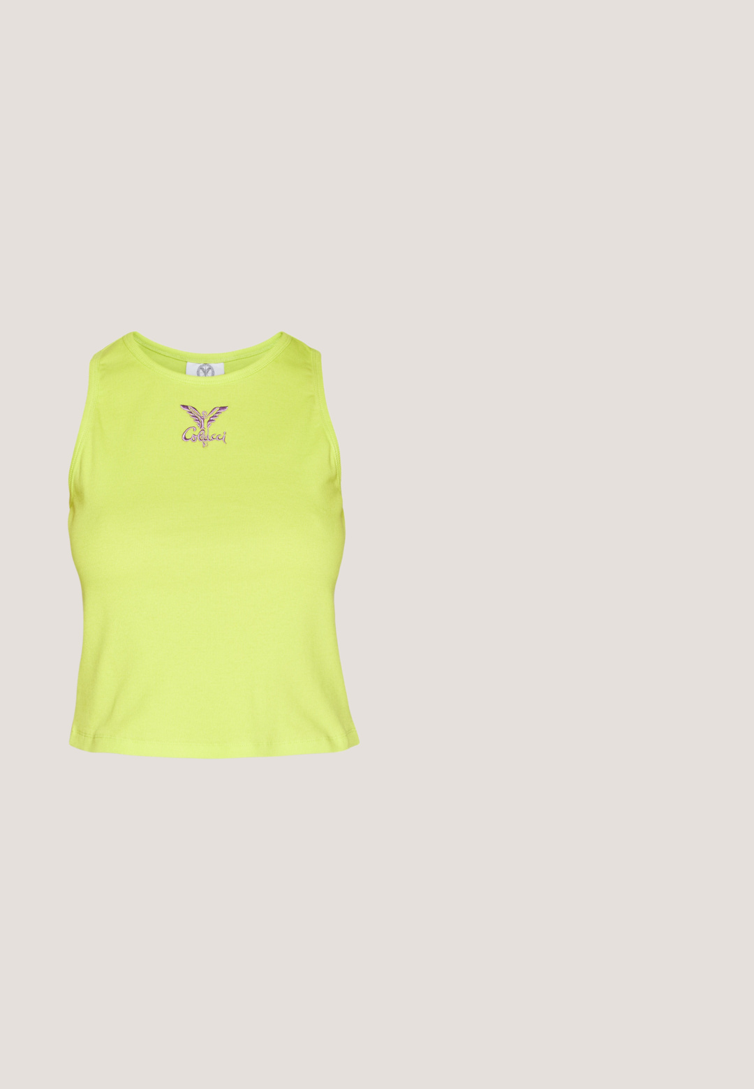Limoengroene cropped tanktop van rekbaar materiaal, met een ronde hals en een paarse geborduurde logo op de borst.; Zwarte denim shorts met hoge taille, voorste knoopsluiting, riemlussen en twee voorzakken tegen een effen witte achtergrond.; Zwarte canvas sneaker met een witte rubberen platformzool, voorzien van witte veters en stiksels, iconische branding op de zijkant, low-top ontwerp.; Zwarte zonnebril met grijze lenzen, versierd met een rasterpatroon van kleine metalen strass-steentjes langs het montuur. Gladde afwerking, hoekig ontwerp.; Zwarte nylon schoudertas met een gebogen vorm, zilveren kettingaccent, afneembaar mini-zakje en verstelbare schouderband; voorzien van het "Steve Madden" logo.; Zilveren hoepel oorbellen met een minimalistisch ontwerp. Cirkelvormig, gladde textuur en dun profiel. Lichtgewicht met een gepolijste afwerking.