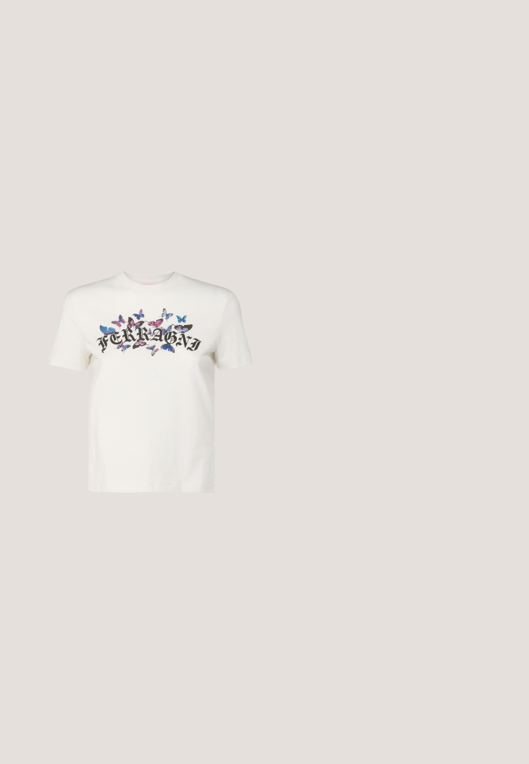 T-shirt en coton blanc à manches courtes, avec un logo imprimé "FERRAGNI" en noir entouré de motifs de papillons colorés.; Jean taille haute en denim gris avec une coupe droite, présentant des effets de décoloration subtils et un style classique à cinq poches.; Baskets à plateforme blanches avec semelle épaisse texturée et "CASADEI" embossé sur le côté, tige en cuir lisse avec lacets et perforations.; Lunettes de soleil rectangulaires noires avec des verres sombres. Elles possèdent une monture en plastique lisse et une marque "vogue" sur les branches.; Sac à bandoulière en cuir verni noir avec rabat incurvé et fermoir en métal argenté ornée d'un motif de visage, sur un fond clair uni.; Boucles d'oreilles en argent en forme de créoles avec une finition incurvée et brillante, et un design sans couture. Équipées d'une fermeture à charnière pour un port sécurisé.