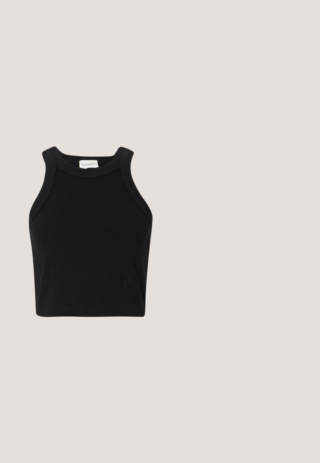 Čierny rebrovaný crop top so štíhlym strihom, širokými ramennými popruhmi a diskrétnym logom. Vyrobený z elastického materiálu pre pohodlie.; Čierna denim midi sukňa s predným rozparkom. Má štandardný pás, pútka na opasok a predné vrecká. Hladká textúra a rovný strih.; Čierna kožená plochá obuv v štýle Mary Jane s okrúhlou špičkou, zdobená dekoratívnymi cvokmi na špičke a prackou.; Čierne štvorcové slnečné okuliare s tmavými sklami, hrubým plastovým rámom a elegantnými stranami. Na boku sú umiestnené jemné logo.; Čierna kožená taška cez rameno s zakriveným tvarom, so zipsom a zlatými kovovými prvkami. Obsahuje logo na prednej strane a úzky popruh.; Pár strieborných kruhových náušníc s jemnými gravírovanými detailmi, umiestnených na jednofarebnom bielom pozadí.