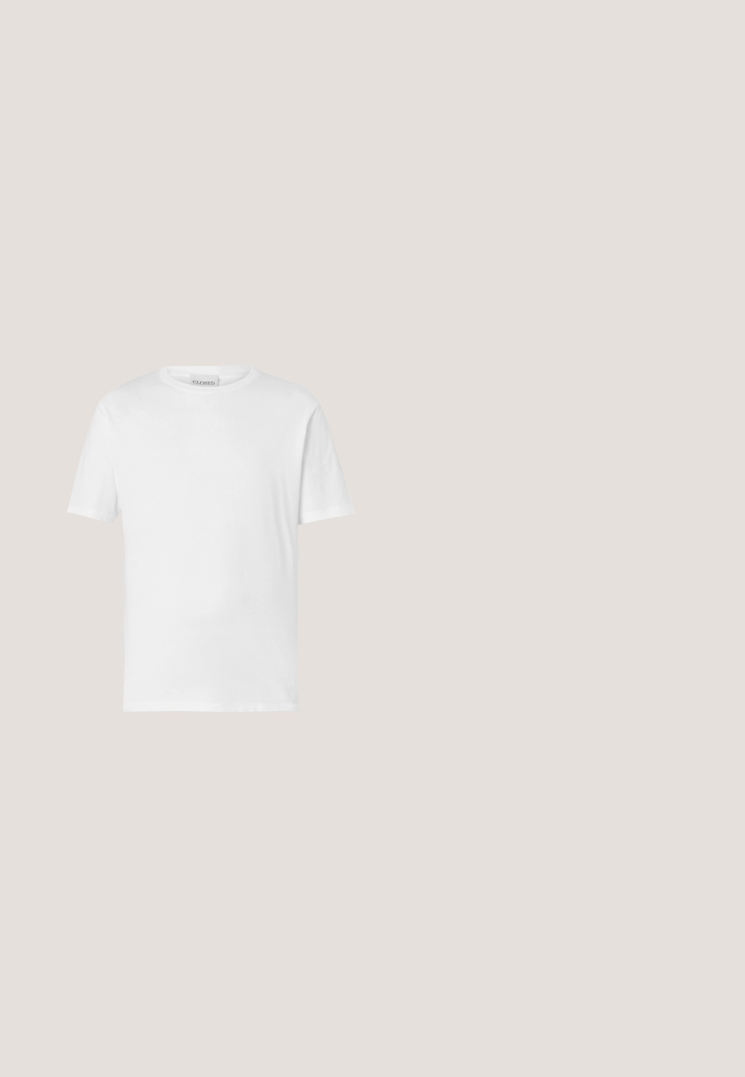 Hvid kortærmet t-shirt lavet af bomuld. Har en rund halsudskæring og lige kant. Ingen mønstre eller udsmykninger. Enkel design.; Hvide bomulds-chinos med flad front, bæltestropper, sidelommer og en glat tekstur, med en blå indvendig linning.; Sort lædersko med rund tå, glat overflade og subtil syning. Har blå snørebånd og en lav stakheel.; Sort, flettet læderarmbånd med en cirkulær sølvspænde, der har en løvehoveddetalje i midten. Rustfrit stål hardware er synligt.; Sort læderbælte med en rektangulær sølvmetalspænde. Har en glat overflade og et enkelt design med en spids ende.; Sort tekstureret læderpung med syninger langs kanterne og et lille præget bogstav "C" i nederste højre hjørne.