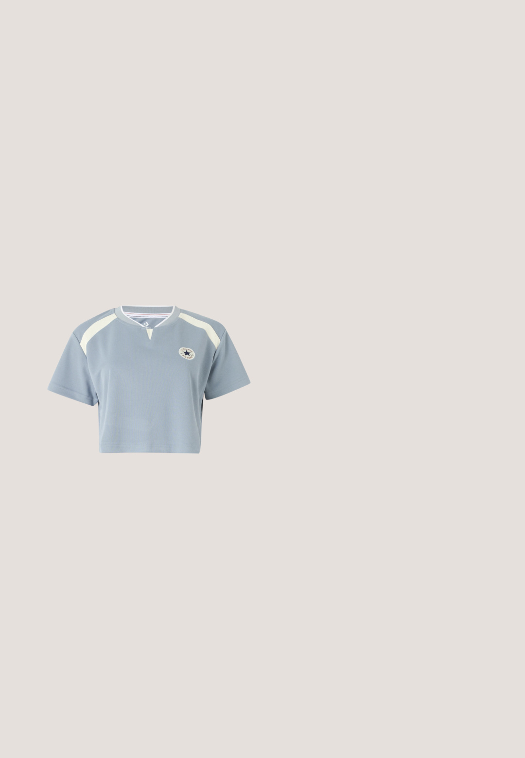 Afskåret T-shirt i lyseblåt stof med korte ærmer. Har cremefarvede detaljer og et cirkulært logo på brystet. Rund halsudskæring.; Høj taljede sorte ribbede leggings med en tætsiddende design, glat tekstur og fuldlængde pasform. Har en bred talje for støtte.; Hvide sportssko med en mesh-overdel, teksturerede detaljer og grå accenter. Snørebåndene er sølvfarvede, og de er kombineret med hvide ribbede sokker.; Rektangulære solbriller i flødefarve med tykke stel og mørke tonede linser, vinklet på en hvid baggrund.; Sort skuldertaske i nylon med glat tekstur, buet form, justerbar rem og en lille logodetalje foran.; Glatte, tykke sølvcreoler med en skinnende, poleret overflade, den ene viser forsiden og den anden lukningen med stift.