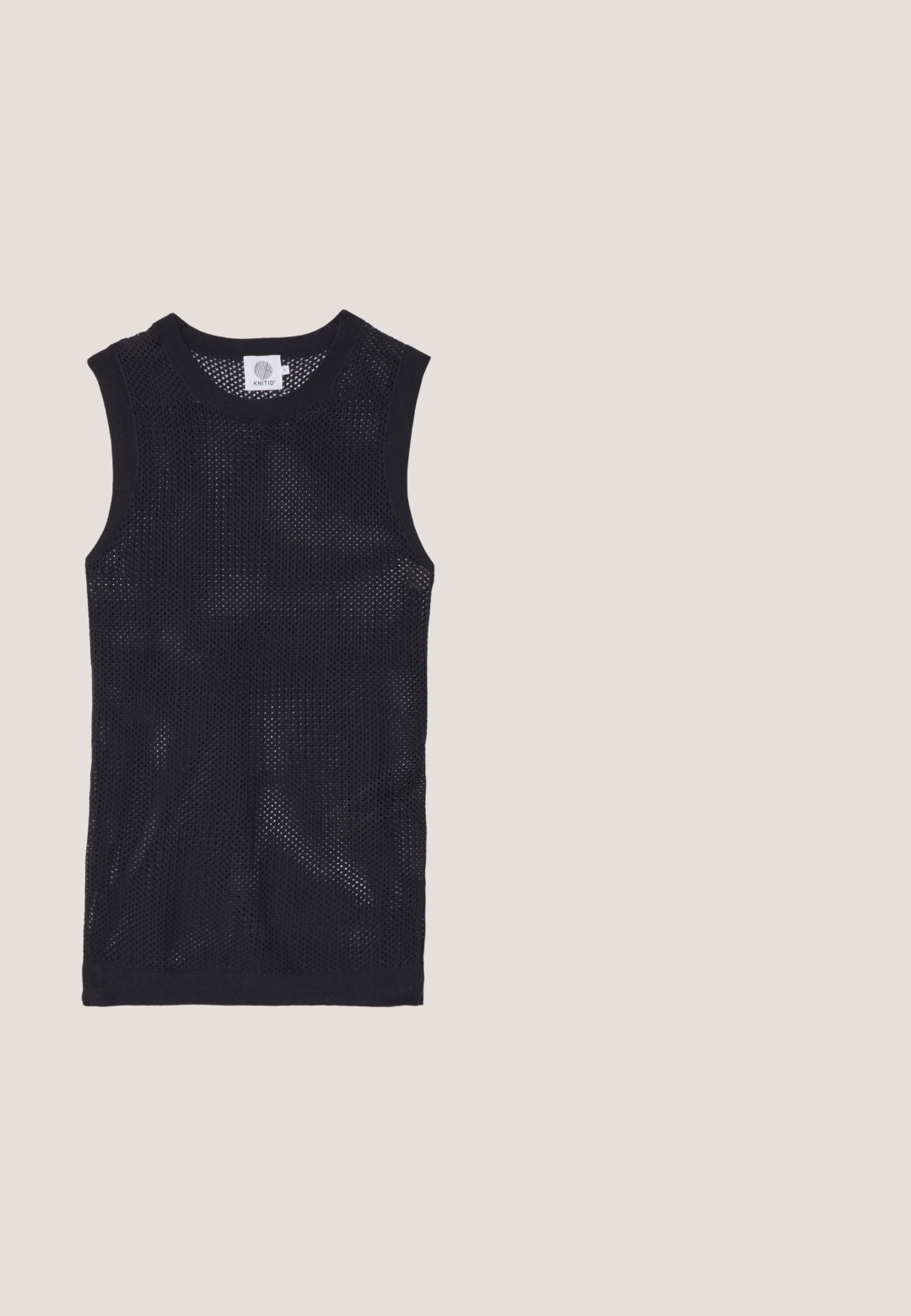 Sort ærmeløs jersey-top fremstillet af mesh-stof, med rund halsudskæring og ribbede kanter, med et let og åndbart design.; Agolde HARPER CROP - Wide leg - blue; Sort læder slingback højhælede sko med spids tå, justerbar guldbuckle-rem og beige indersål.; Sorte rektangulære Vogue-solbriller med mørketonede linser og tynde stel, vist på en lys, ensartet baggrund.; Sort lærredstote taske med lodrette cremefarvede striber, dobbelte håndtag, aftagelig skulderrem og guldfarvet logodetalje på forsiden.; Par af små guldringeøreringe med et snoet design og subtile stjerneindgraveringer, vist forfra med sommerfuglelåse.