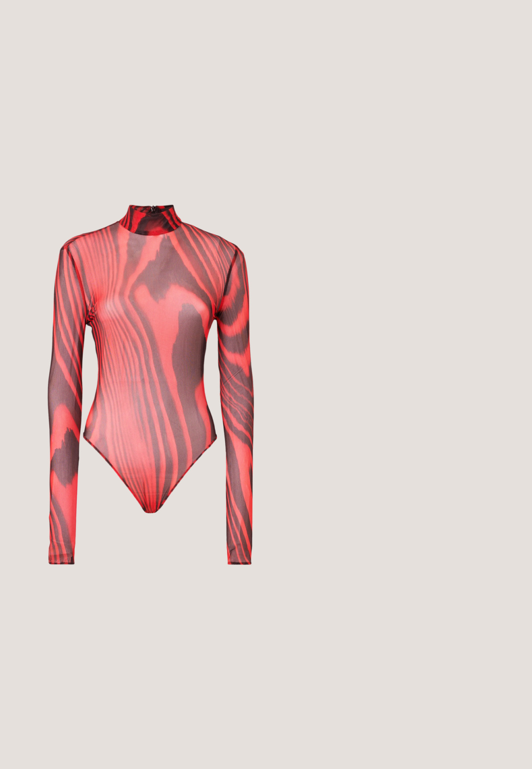 Langsleeve bodysuit van doorschijnend rood gaas met zwarte tijgerstrepen, met een hoge hals en ritssluiting aan de achterkant.; Wijde, bordeauxrode leren broek met een gladde textuur, vijf zakken en een tailleband met riemlussen en een voorritssluiting.; Zwarte patenten leren sandalen met banden, een vierkante neus en een lage blokhak. Voorzien van goudkleurige hardware en verstelbare enkelsbandjes.; Rode plastic zonnebril met een ovale vorm, verloopbruine lenzen en gouden branding op de tempels. Glad oppervlak met een glanzende afwerking.; Rode leren crossbodytas met een lange verstelbare riem en een lus handvatdetail, minimalistisch ontwerp met een voorste sluiting.; Rode, glanzende oorbellen met een golvende, langwerpige vorm die naar een punt taps toelopen, voorzien van een stud-achterkant voor bevestiging.