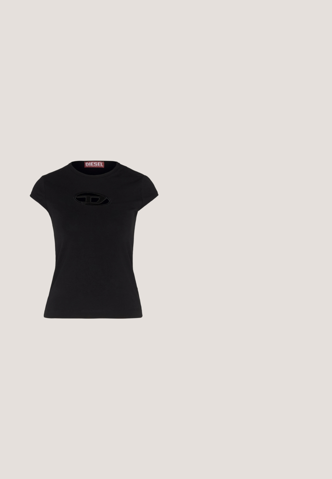 T-shirt noir à manches courtes avec une coupe ajustée, présentant un logo Diesel texturé en forme d'ovale sur le devant.; Jeans en denim bleu avec une coupe droite, dotés de cinq poches, d'une fermeture à bouton et à glissière, et de subtils accents de couture.; Escarpin noir à talons hauts avec bride arrière, motif texturé et petit emblème sur l'avant, flottant au-dessus d'un sol en carreaux de bois en extérieur.; Lunettes de soleil noires rectangulaires avec des verres sombres et une monture épaisse. Les côtés présentent un design de chaîne métallique avec des accents dorés.; Sac en cuir verni rouge avec une forme incurvée et ergonomique, doté d'une fine sangle réglable et d'un discret logo sur le devant.; Paire de boucles d'oreilles créoles moyennes argentées brillantes avec de fines attaches métalliques sur un fond clair et neutre.