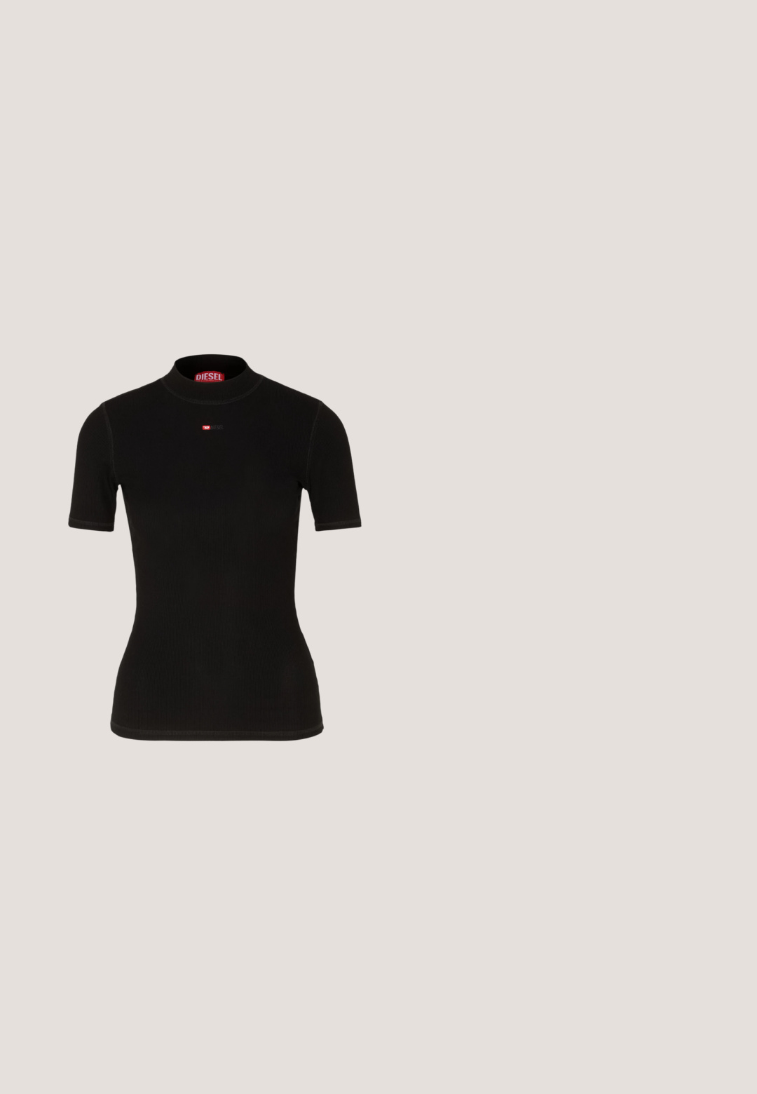 Zwart kortärmelige top van ribstof, met een hoge halslijn en een klein rood Diesel-logo op de borst. Soepele textuur en getailleerde pasvorm.; Zwarte slim-fit jeans met voorzakken, riemlussen, knoopsluiting en rits, weergegeven tegen een witte achtergrond.; Zwarte canvas sneaker met een witte rubberen platformzool, voorzien van witte veters en stiksels, iconische branding op de zijkant, low-top ontwerp.; Een paar rechthoekige zonnebrillen met lichtblauwe doorzichtige monturen en donkergrijze glazen, met rechte pootjes en minimale hardwaredetails.; Zilverkleurige oorringen met een gladde, ronde vorm en een gepolijste afwerking. Beide oorbellen zijn van dezelfde grootte en hebben een veilige sluitmechanisme.; Zwarte leren riem met een grote zilveren metalen gesp met ingewikkelde details en decoratieve accenten aan beide uiteinden.
