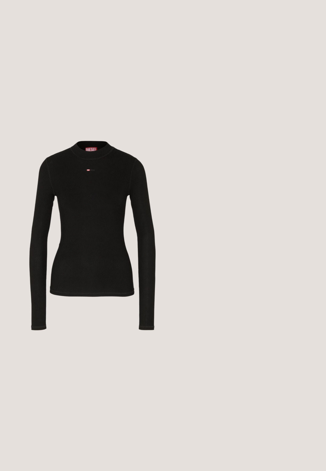 T-shirt noir à manches longues en tissu à côtes, avec un col rond et un petit logo Diesel rouge brodé sur la poitrine.; Jupe en denim bleu foncé avec une coupe ajustée, cinq poches et des coutures orange. Inclut un système de fermeture à bouton métallique à la taille.; Botte en cuir noire hauteur genou avec un bout carré, texture lisse, design effilé et un gros talon carré. Présente des détails de couture.; Lunettes de soleil rectangulaires noires avec des verres dégradés, branches transparentes avec des accents de logo et une monture épaisse.; Sac à bandoulière en cuir verni gris avec un design incurvé, une bordure noire et une plaque logo argentée à l'avant. Sangle réglable pour un port polyvalent.; Trois paires de boucles d'oreilles en argent : des clous courts avec des pierres transparentes, des charms en forme de cœur et de grandes créoles avec une finition texturée.