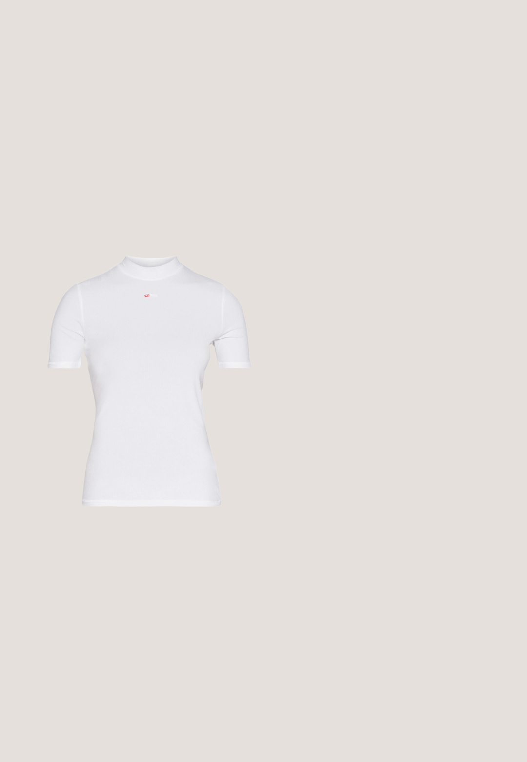 Weißes, geripptes T-Shirt mit kurzen Ärmeln und hohem Kragen, mit einem kleinen roten Logo, das zentral auf der Brust platziert ist. Glatte Textur, figurnahes Design.; Schwarze weit geschnittene Jeans aus Denim, mit hoher Taille, frontalen Taschen und tonal abgesteppten Nähten.; Schwarze Leder-Slip-on-Mule von Calvin Klein mit Blockabsatz, die auf Holzfliesen im Freien nahe einer grünen Pflanze und einer grauen Wand ruht.; Schwarze Sonnenbrille mit einem schlanken, kantigen Design, dunklen Gläsern und einem kontrastierenden silbernen Logo an der Seite. Glatte Kunststoffoberfläche.; Graue Schultertasche aus Lackleder mit geschwungenem Design, schwarzem Besatz und silberner Logoplakette vorne. Verstellbarer Riemen für vielseitiges Tragen.; Silberne Metall-Hoops mit strukturiertem Design, ausgestattet mit einem kleinen Steckverschluss und Branding an einem Hoop. Abgerundete Form mit glänzender Oberfläche.