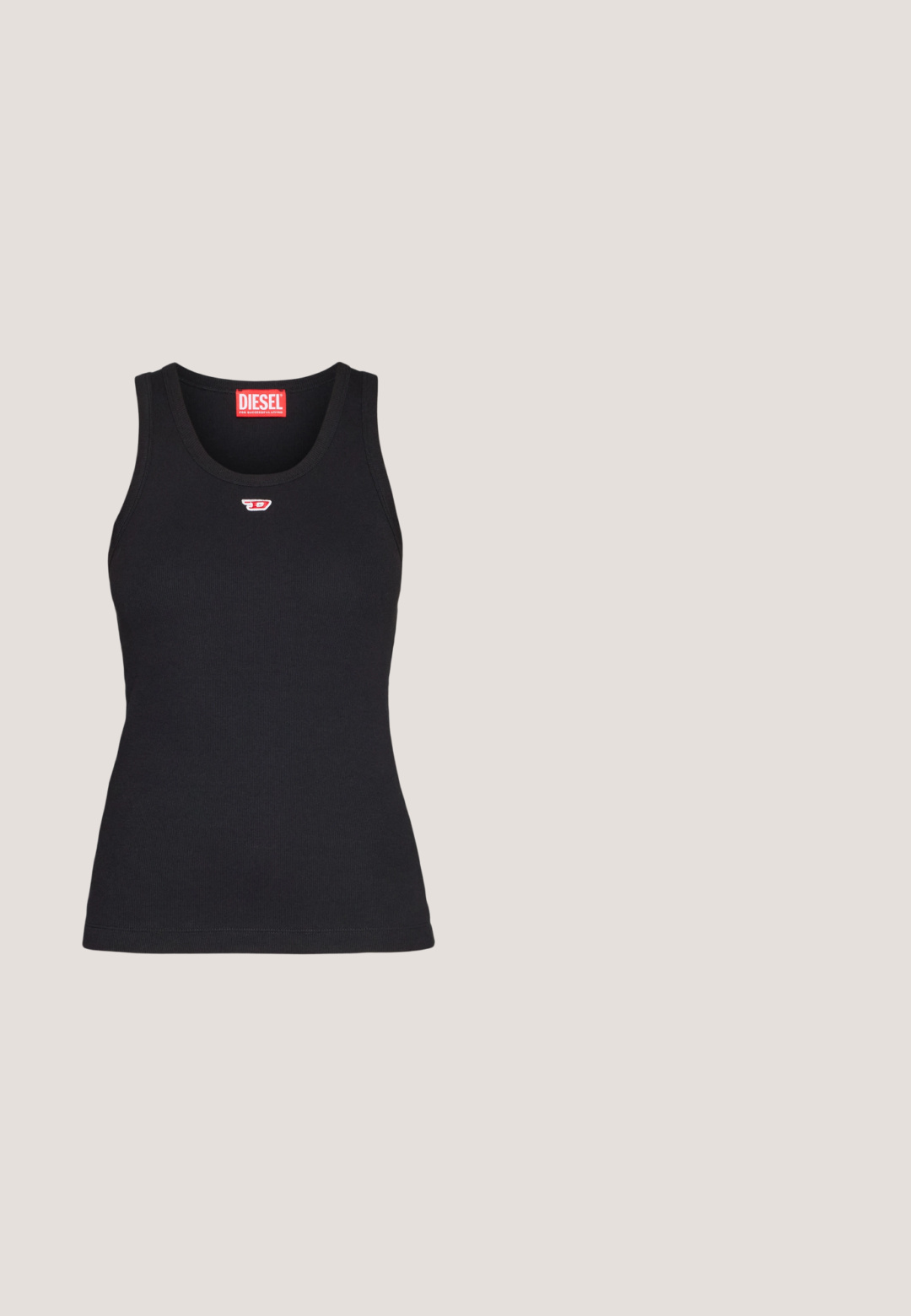 Schwarzes Tanktop aus Baumwolle mit rundem Ausschnitt, das ein kleines rotes Logo auf der Brust und eine taillierte Passform aufweist.; Diesel TAIL - Jeans Skinny Fit - denim; Schwarze Slingback-Absätze mit spitzer Zehenpartie, aus glänzendem Material gefertigt, mit ausgeschnittenen Akzenten und einem moderaten Absatz für Unterstützung.; Schwarze, eckige Sonnenbrille mit grauen Gläsern; aus Kunststoff gefertigt, mit dicken Bügeln, die eine glatte Oberfläche und keine sichtbaren Beschläge haben.; Schwarze Leder-Schultertasche mit lässigem Design, ausgestattet mit einem markanten, geknoteten Griff und einem Reißverschlussverschluss. Sanfte Textur über die gesamte Fläche.; Silberner Doppelring mit einer glatten, polierten Oberfläche. Verfügt über ein fließendes, kurviges Design mit überlappenden Abschnitten für einen modernen Look.