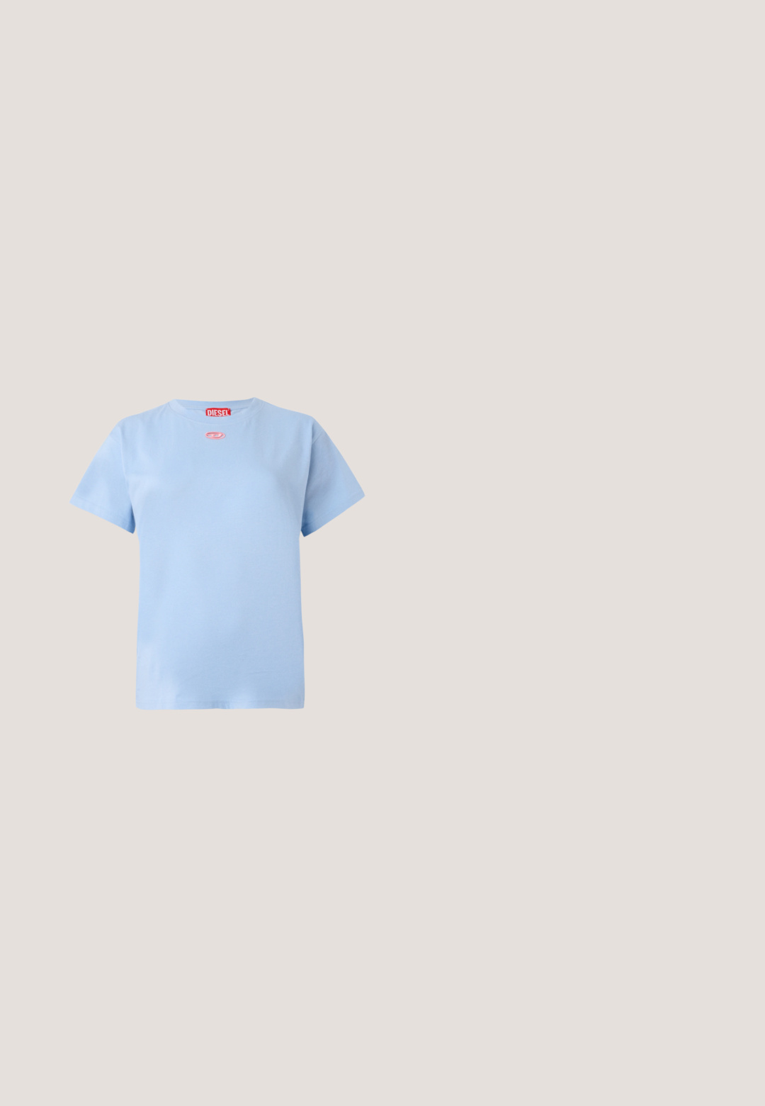 Lyseblå kortærmet bomulds T-shirt med rød Diesel mærkeetiket ved halsen og lille rød oval logo under kraven.; Hvide bomulds bredbenede bukser med et klassisk femlomme-design og metalknaplukning, der har subtile syningsdetaljer.; Sort patentlæder slingback hæl med spids tå, lille kitten hæl og sølvspænde på en ensartet hvid baggrund.; Solbriller med sølvramme, rektangulære gradientlinser, sorte tempelender og en dekorativ Gucci-logo med juveler på stellets arme nær hængslerne.; Sort tekstureret læderhåndtaske med kort håndtag og lang rem, med et knyttet blåt mønstret tørklæde bundet til håndtaget.; Klare akryl hoops øreringe med guld accenter, der har et buet design og en transparent lås. Glat tekstur, minimalistisk stil.