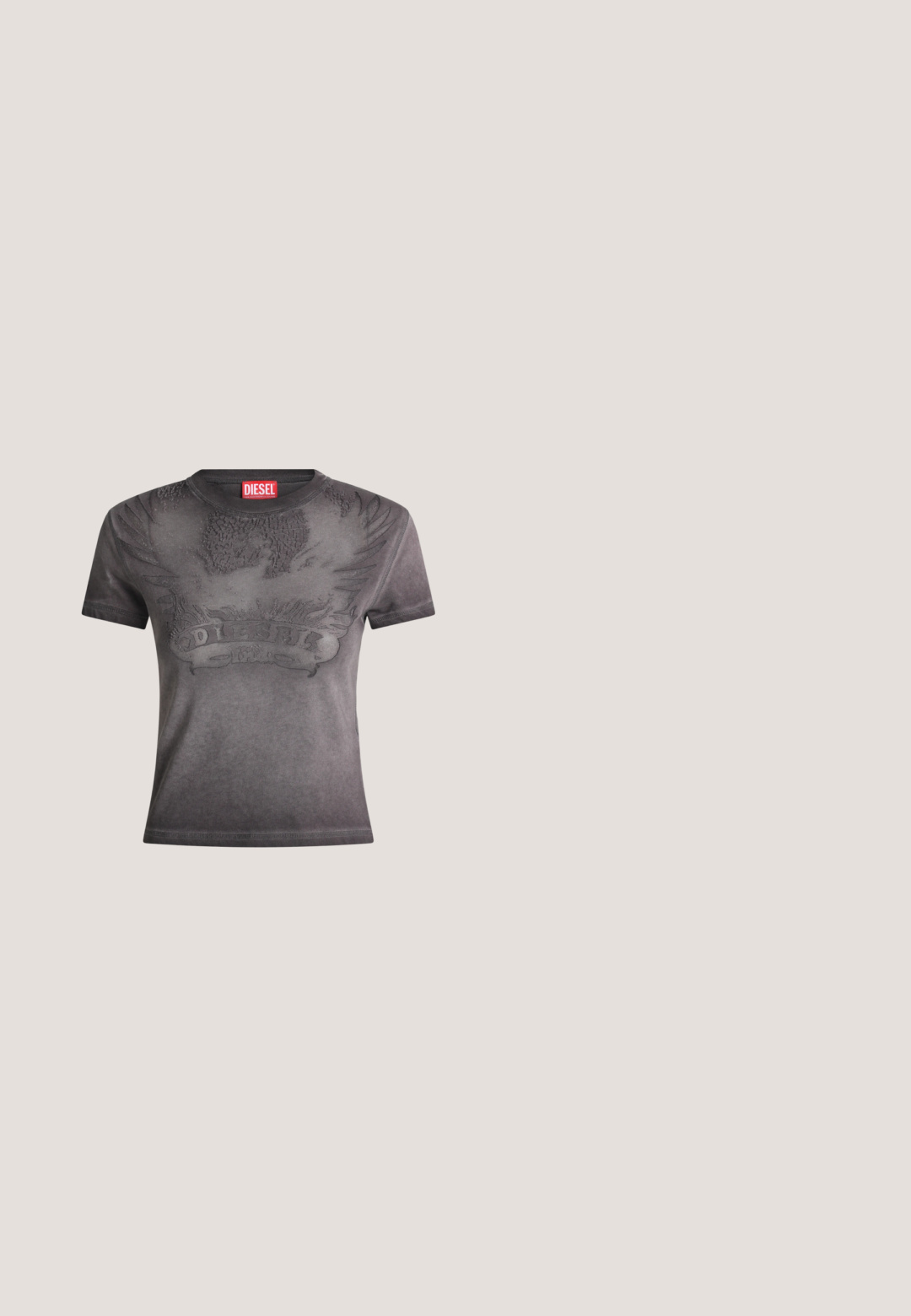 T-shirt noir Diesel à manches courtes avec un motif en relief d'aigle et de flammes ainsi qu'une étiquette rouge avec le logo Diesel au niveau du col.; Jean évasé gris foncé avec fermeture à double bouton, poches plaquées à l'avant et décoloration subtile le long des cuisses et des genoux.; Bottines en cuir noir à bout pointu, petite talon et détail métallique sur le bout. Texture lisse et mate partout.; Sac à main en cuir noir avec longues poignées doubles et logo ovale embossé sur le devant, présenté sur un fond clair uni.; Boucles d'oreilles en résine noire avec une finition brillante et des accents en métal argenté. Forme circulaire avec une découpe et une fermeture à tige.; Ceinture en cuir noir roulée avec une boucle rectangulaire argentée et une pointe de ceinture géométrique argentée unique sur fond blanc.