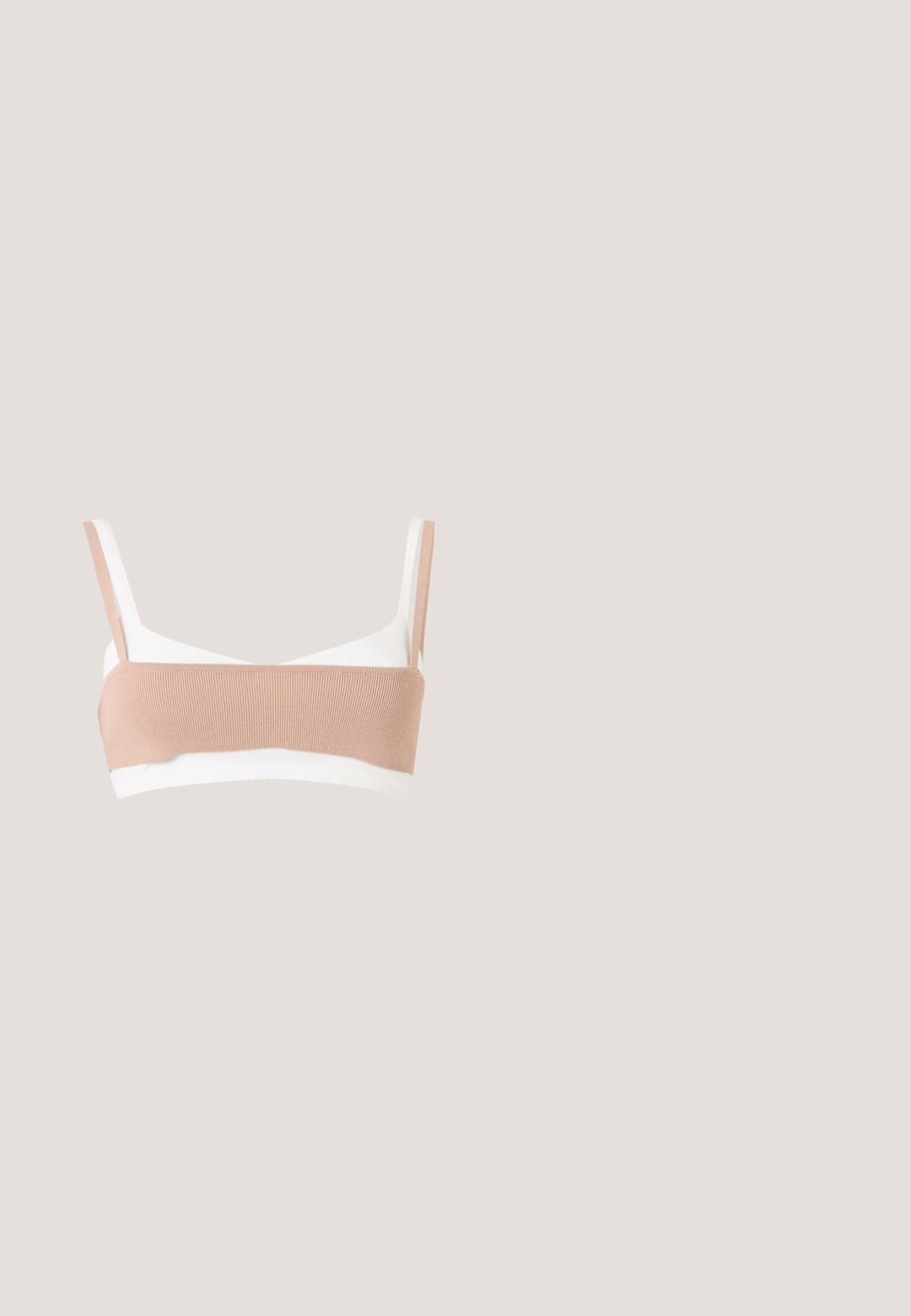 Bralette blanco sin costuras con una banda ancha de punto beige claro en la parte frontal y tirantes a juego de color beige sobre un fondo liso.; Shorts moldeadores en tono de piel con un diseño de tiro medio, que presentan paneles translúcidos y una textura suave para un acabado sin costuras.; Sandalia de cuero marrón con suela negra plana y una correa ancha en la parte superior, mostrada de perfil sobre fondo blanco.; Gafas de montura redonda claras con lentes de plástico transparente y brazos de metal plateado. Diseño minimalista con detalles sutiles en la bisagra.; Bolso tote de malla beige con ribetes y asas en verde oliva, con el logo "RVCA" en el panel central sobre un fondo liso.; Pulsera de cadena de plata con diseño retorcido, cierre de langosta y detalle de pequeña etiqueta. Textura elegante con un acabado pulido.