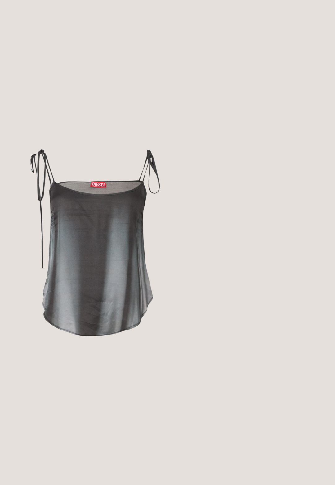 Zwarte satijnen cami met dunne, verstelbare bandjes en een gebogen halslijn. Heeft een subtiele glans en een losse, vloeiende pasvorm. Rode label aan de binnenkant.; Zwart, rekbaar minirokje met een glinsterende, getextureerde afwerking. Voorzien van geplooide details en een asymmetrische zoom voor een aansluitende silhouet.; Zilveren hoge hak sandalen met een sculpturaal ontwerp, een gladde metallic afwerking en een unieke gedraaide banddetail aan de voorkant.; Metalen zilveren bril met ronde glazen en een dunne montuur. Zwarte tempeltips bieden contrast. Inclusief verstelbare neuspad.; Zwarte en zilveren handtas met een gestructureerd oppervlak dat een diamanten patroon vertoont, een geknoopt handvat en een gestructureerde vorm.; Gedraaide zilveren oorringen met een gladde, reflecterende afwerking en een veilige sluiting. Het ontwerp toont een spiraalpatroon voor extra detail.