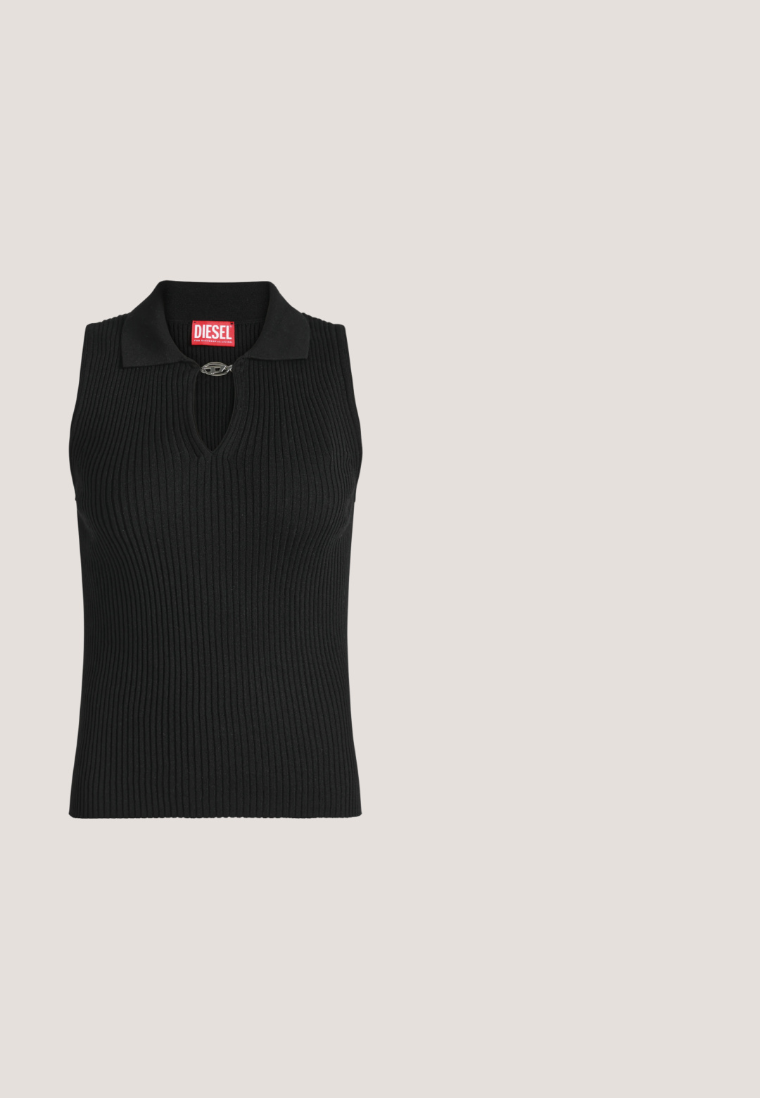 Top negro sin mangas de punto acanalado con cuello y pequeño cierre metálico en el escote, con etiqueta de la marca Diesel roja dentro del cuello.; Falda mini negra con cintura plana. Presenta una hebilla metálica prominente en la parte frontal. Está hecha de una tela suave sin patrones visibles.; Zapato de tacón alto de cuero negro con puntera afilada; presenta un detalle metálico dorado en la tapa del tacón. Superficie lisa con un diseño elegante.; Bolso de mano de piel sintética negra con un diseño curvado único, asas cortas y ajustables, y abertura con cremallera en la parte superior. Textura suave con una sutil marca.; Pendientes de plata en forma de gota con superficies redondas y reflectantes colgando de cierres de palanca. El fondo es blanco liso.; Cinturón de cuero plateado brillante enrollado con una hebilla plateada que presenta la letra K sobre un fondo blanco liso.