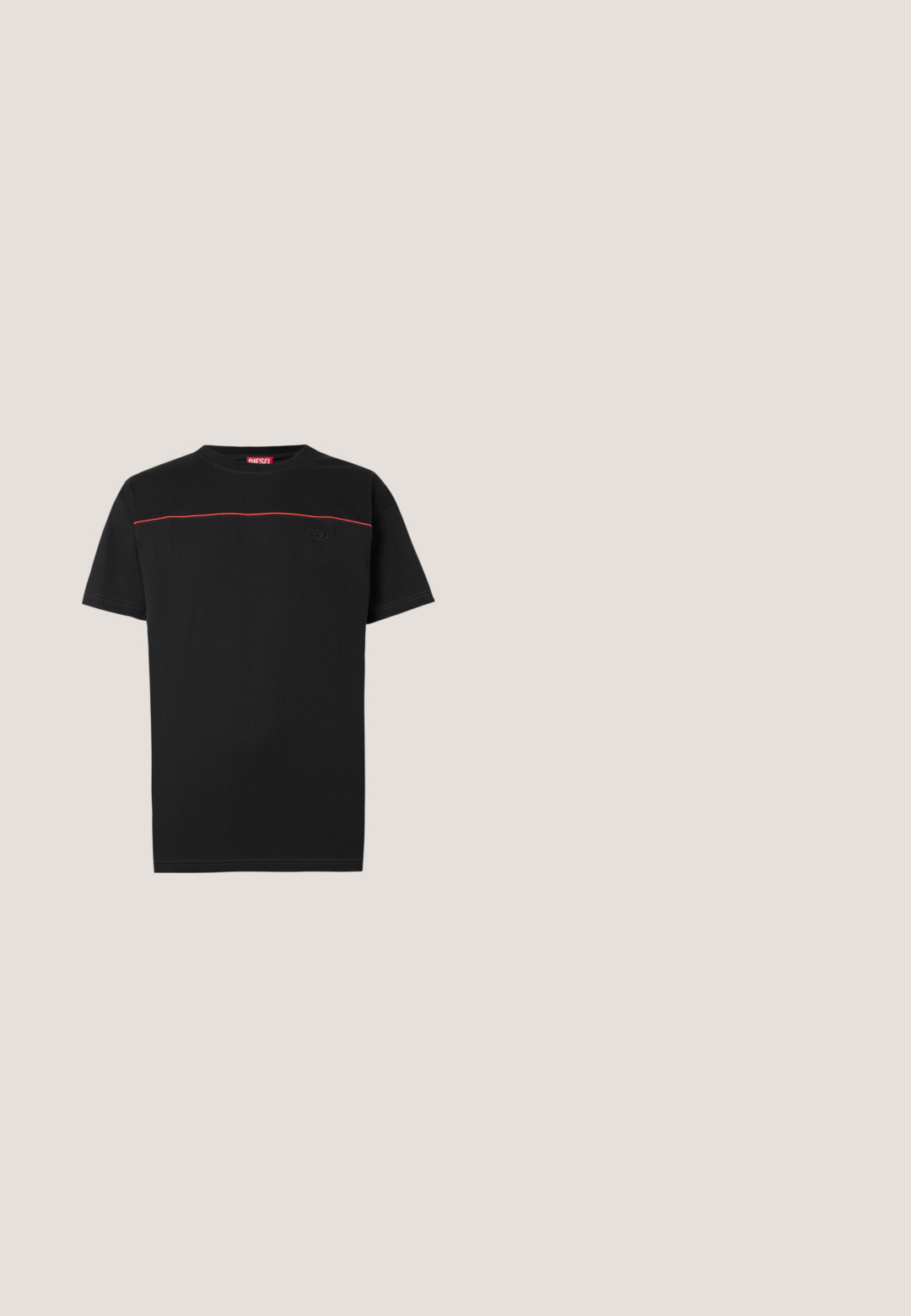 Sort bomuld T-shirt med rund hals, korte ærmer og en rød accentlinje på tværs af brystet. Broderet logo på forsiden.; Sorte bukser lavet af glat stof, der har en knaplukning, sidelommer og et lille logo på forsiden. Lige ben design.; Sort slip-on ankelstøvle med en glat overflade og tekstureret sål, der har en påtrækningstape for nem påtagning. Vibram-branding synlig på sålen.; Sorte læderhandsker med en glat tekstur, fire fingre og en foldet manchet. Har et lille metal-logo ved håndleddet.; Sort og sølvfarvet metalarmbånd med rektangulære segmenter og en lås, vist på en ensartet lys baggrund.; Sort læderbælte rullet sammen med mat sort rektangulær spænde og teksten "Karl Lagerfeld Jeans" på bæltestrikken.