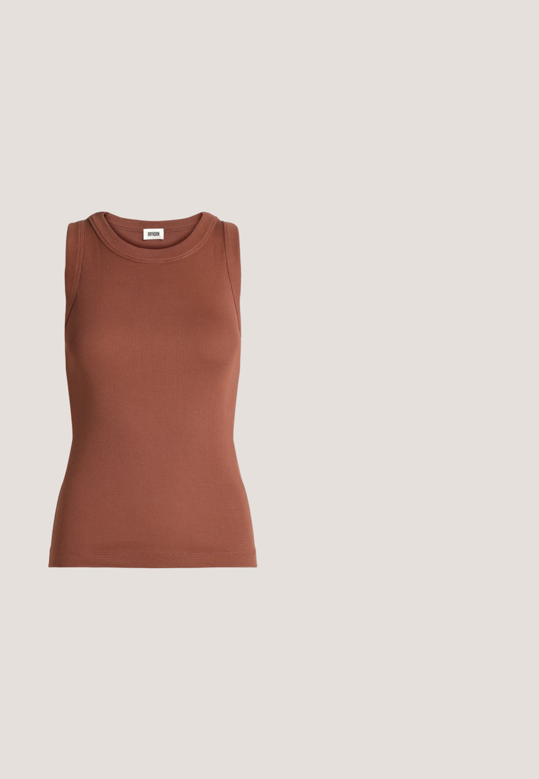 Brun ærmeløs ribstrikket tanktop med rund halsudskæring og mærketiket inde i kraven.; Sorte højtaljede smalle læderbukser med lynlås foran og syninger ved knæene på en ensfarvet hvid baggrund.; Kvinde stående med hænderne på hofterne iført hvid ærmeløs top med sorte prikker, hvid midi-nederdel og sorte Mary Jane sko.; Ovale brune solbriller med mørke skildpaddeframeworks og guld "McQueen" branding på stængerne, hvilende på en hvid overflade.; Sort læderhåndtaske med en halvmåneform, guldhardware og en aftagelig rem. Har tekstureret overflade og lynlås lukning.; Sølvmetal øreringe med et bølgende, skulpturelt design, der har en poleret overflade og uregelmæssige former, hvilket fremhæver en moderne æstetik.
