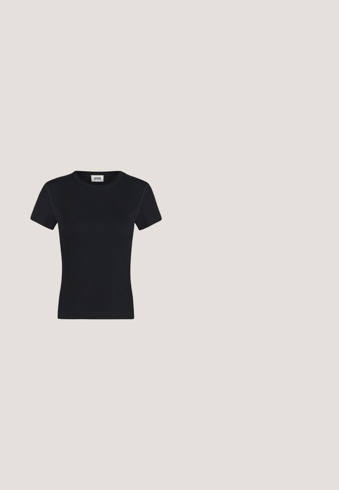 T-shirt noir en maille côtelée à manches courtes avec col rond et étiquette de marque cousue à l'intérieur du col, présenté sur fond gris clair uni.; Jean en denim à jambe large de couleur bleu foncé avec une finition légèrement délavée, design à cinq poches, fermeture à bouton et passants de ceinture.; Chaussure slingback gris métallique à bout pointu, petit talon kitten et bride réglable sur fond blanc.; Lunettes de soleil noires surdimensionnées avec une forme géométrique, dotées de verres foncés et d'un détail gris contrastant sur la monture. Logo sur la branche.; Petit sac à bandoulière crème avec bordure noire, sangle noire réglable et logo "cK" argenté au centre devant.; Paire de boucles d'oreilles créoles moyennes lisses ton or avec fermoirs à charnière sur fond clair uni.
