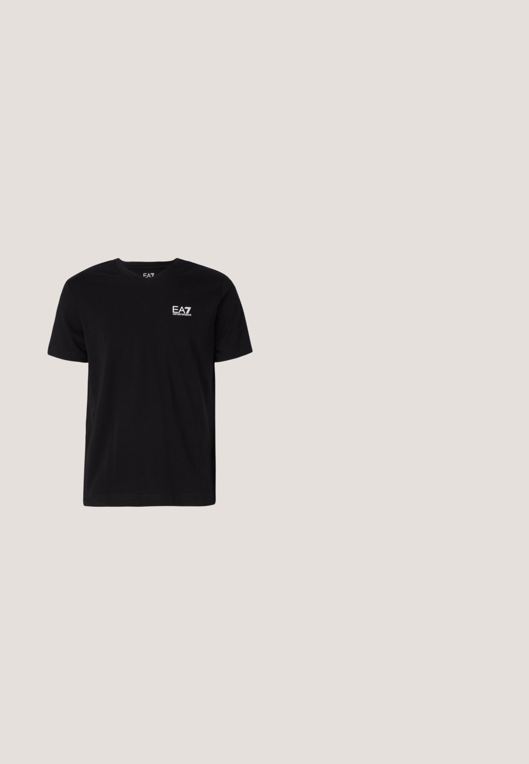 Camiseta de algodón negra con cuello en V y mangas cortas. Presenta un logo blanco de EA7 en el lado izquierdo del pecho. Textura suave, corte estándar.; Pantalones de algodón negros de corte slim, con cierre de botón, trabillas para el cinturón, bolsillos delanteros y una textura suave.; Zapatilla deportiva blanca con acentos negros, que presenta un cuerpo de malla, puntera redonda y suela texturizada para mayor agarre. Gran logo "AX" en el lateral.; Gafas de sol negras con lentes grises. Montura cuadrada hecha de plástico. Incluye un detalle del logo en la patilla. Superficie lisa, sin patrones adicionales.; Bandolera negra hecha de material suave, con cierre de solapa y logo en relieve. Incluye una correa ajustable a juego.; Cinturón de cuero negro con una hebilla rectangular en tono plateado con un logo de águila. La correa es suave, con bordes limpios y un diseño minimalista.