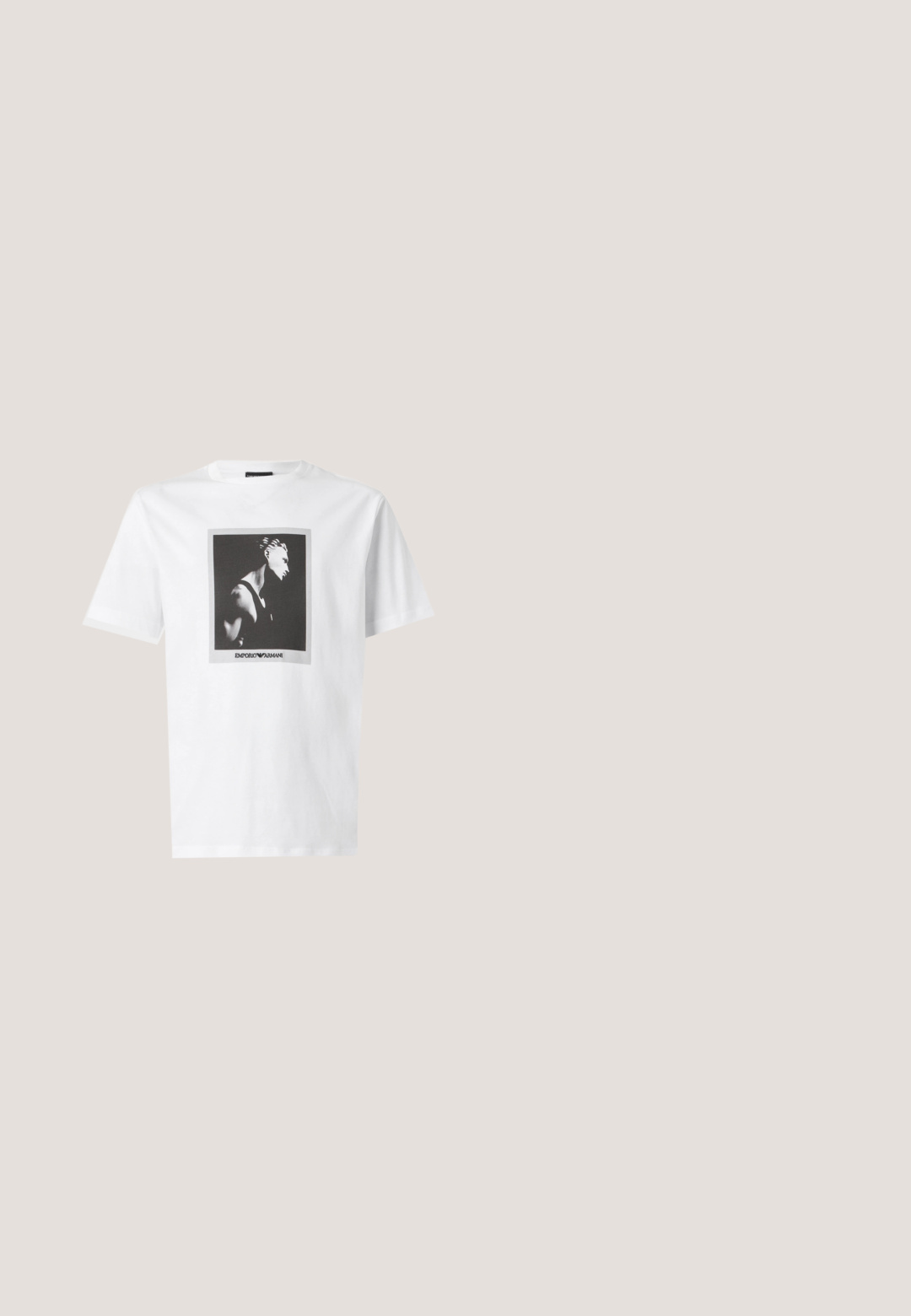 T-shirt blanc à manches courtes avec un portrait de profil en noir et blanc d'une personne et le logo Emporio Armani sous l'image.; Jean en denim gris à coupe droite, avec poches avant, coutures visibles et finition décolorée. Le matériau a une texture lisse.; Bottines Chelsea en cuir noir avec finition lisse, panneaux latéraux élastiques, bout arrondi et semelle en caoutchouc épaisse, positionnées au-dessus d'une surface en bois.; Lunettes de soleil noires surdimensionnées avec un design géométrique, des verres teintés foncés et une monture à finition mate. Présente un logo discret sur le côté.; Sac de sport noir en nylon lisse avec des accents en cuir, une poche avant, des poignées doubles et une bandoulière détachable.; Diesel DAVE - Ceinture - t8013