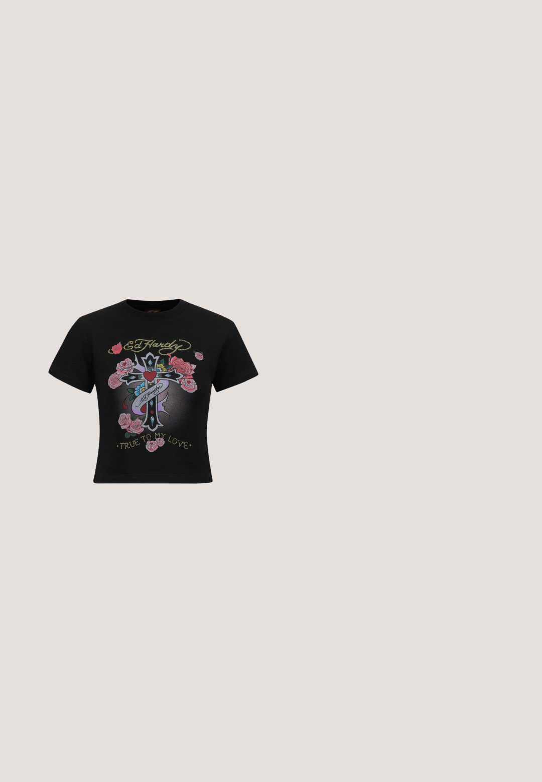 Sort bomulds t-shirt med kortærmer, der har et grafisk design af et kors omgivet af roser og teksten "TRUE TO MY LOVE" i dekorativ skrifttype.; Lyseblå denim bukser med flare, høj talje, fem lommer og knaplukning. Har en glat tekstur og en ren kant.; Hvide chunky sneakers med en glat læderoverdel, rund tå og tyk tekstureret sål med et synligt brandlogo på siden.; Rektangulære, lyserøde kantløse solbriller med tynde, gyldne metalstel og justerbare næsepuder på en enkel lys baggrund.; Sort blank skuldertaske af læder med sølvspiral-detaljer på håndtaget og en buet, slasket form.; Sølv kæde med en glat, abstrakt, rund vedhæng, der har en lille buet åbning i midten.