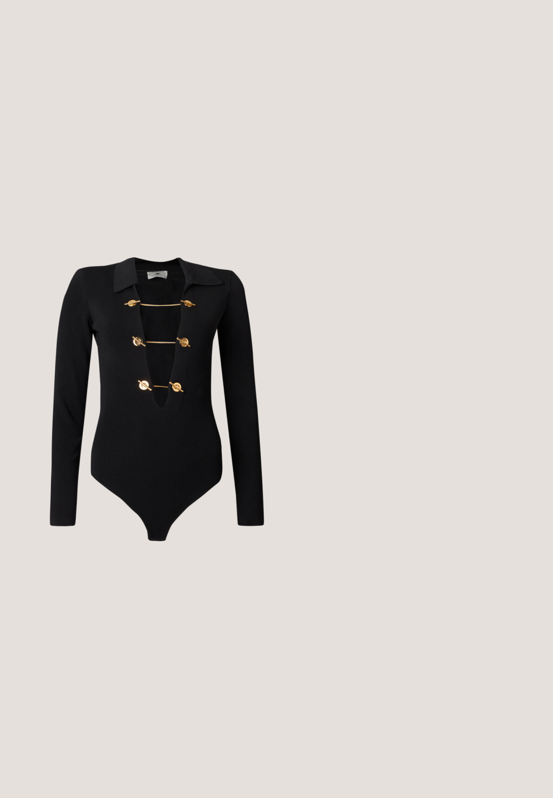Zwarte body met lange mouwen en een diepe V-hals, vastgemaakt met drie gouden toggles en een klassieke kraag.; Zwarte leggings van een gladde, rekbare stof, met een hoge tailleband en een aansluitend ontwerp. Bevat geen zichtbare patronen of accenten.; Zwarte leren pump met hoge hak en puntige neus, gouden metalen uiteinde gegraveerd met "Versace Jeans Couture," gezien vanaf de zijkant op een witte achtergrond.; Zwarte zonnebril met een chunky vierkant montuur, donkere glazen, glanzende afwerking en een gouden accentdetail op de veren.; Zwarte leren handtas met gouden kettingriem en decoratieve gouden sluiting met het woord ""just"" verweven met een slangendesign.; Stel vierkante gouden oorbellen met open middenranden, elk versierd met twee rijen kleine heldere fonkelende steentjes.
