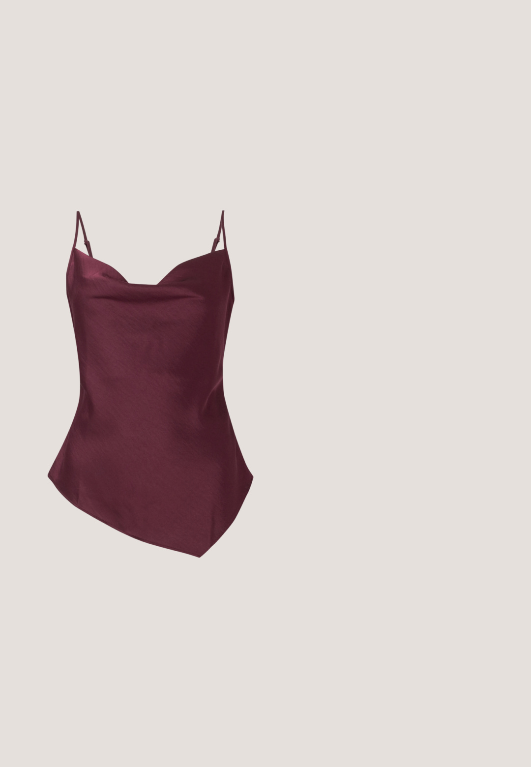 Camisón de satén burdeos con tirantes finos, que presenta un escote en V y un dobladillo ligeramente asimétrico, textura suave y silueta ajustada.; Pantalones de pierna ancha negros con frente plano, dos botones en la cintura y una textura de tela suave. Ajuste entallado con pinzas para dar forma.; Zapato de tacón bajo tipo kitten heel de cuero negro con punta puntiaguda, correa en el tobillo y hebilla dorada sobre fondo neutro.; Gafas de sol negras con una elegante montura rectangular y lentes azules. Presentan una textura suave y varillas resistentes. Logo de la marca en el costado.; Bolso de mano de cuero blanco tejido con asa redondeada y extremos de la correa anudados, exhibido sobre un fondo liso.; Pendientes colgantes en tono dorado con tres segmentos irregulares, lisos y redondeados apilados verticalmente sobre un fondo claro y liso.