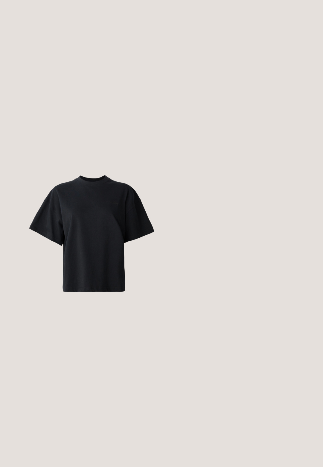 Zwarte katoenen t-shirt met een ronde halslijn, korte mouwen en een boxy fit; heeft subtiele logo-details aan de voorkant.; Tan denim rok met een bruine elastieken tailleband met luipaardprint, voorzakken en een rechte snit, met zichtbare stikdetails.; Beige sneakers met donkergroene strepen, rubberen zool, bovenwerk van suede en textiel, en neutrale hardware, gecombineerd met bruine sokken op een lichtblauwe ondergrond.; Een paar rechthoekige zonnebrillen met lichtblauwe doorzichtige monturen en donkergrijze glazen, met rechte pootjes en minimale hardwaredetails.; Zwarte gevoerde handtas met een ronde handgreep, met een gladde, glanzende oppervlakte en een zachte, gewatteerde textuur. Geen zichtbare metalen onderdelen of accenten.; Zilveren oorbellen in de vorm van een gladde, glanzende ring. Circulaire vorm, voorzien van een veilige sluiting. Eenvoudig en elegant ontwerp.