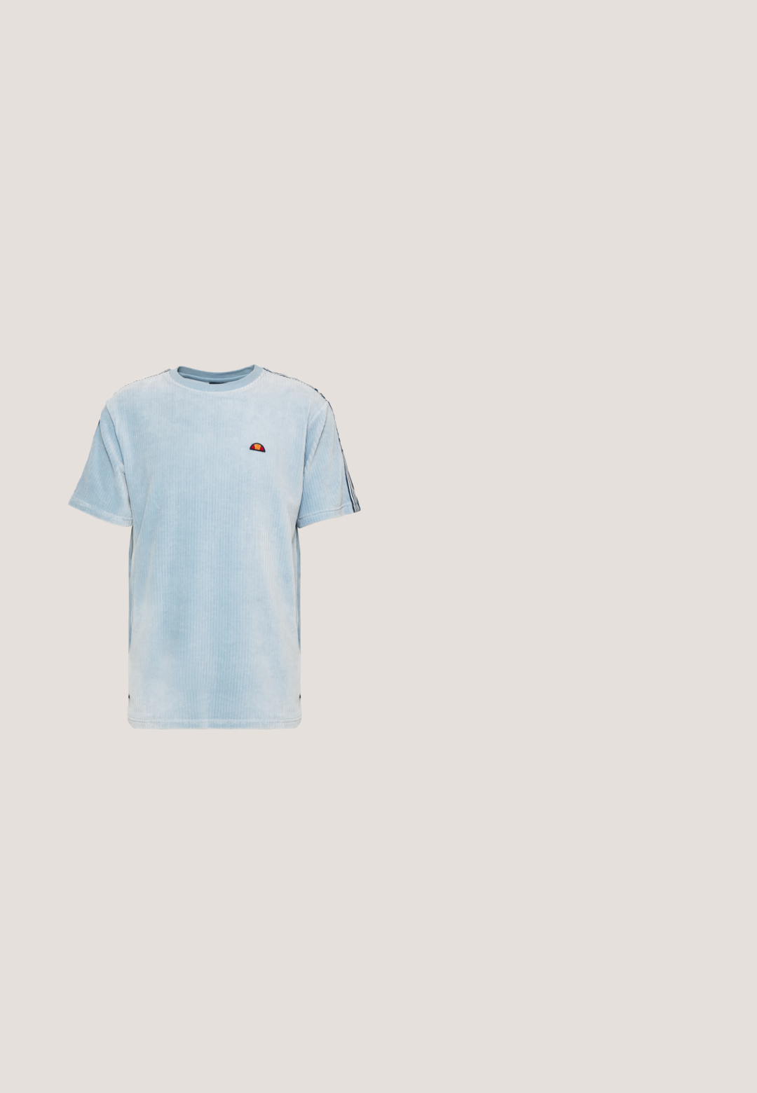 Ellesse MADORI - T-shirt print - light blue; Zwarte denim shorts met een rechte snit, mid-rise tailleband, knoopsluiting aan de voorkant en zichtbare stikseldetails.; Low-top witte en beige basketbalschoen met gele veters, zwarte accenten, mesh zijpanelen en een zwart Jumpman-logo op de hiel.; Zwarte schoudertas met verstelbare band, met een gestructureerd oppervlak, voorvak en wit logo. Inclusief decoratieve stiksels.; Digitale klok met een zwarte siliconen band, een zilveren metalen gesp en een roestvrijstalen achterdeksel met gegraveerde details.; Zwarte koordketting met drie decoratieve metalen kralen, waaronder twee zilverkleurige ringetjes met structuur en één zwarte cilindrische kraal, met een verstelbare ketting.