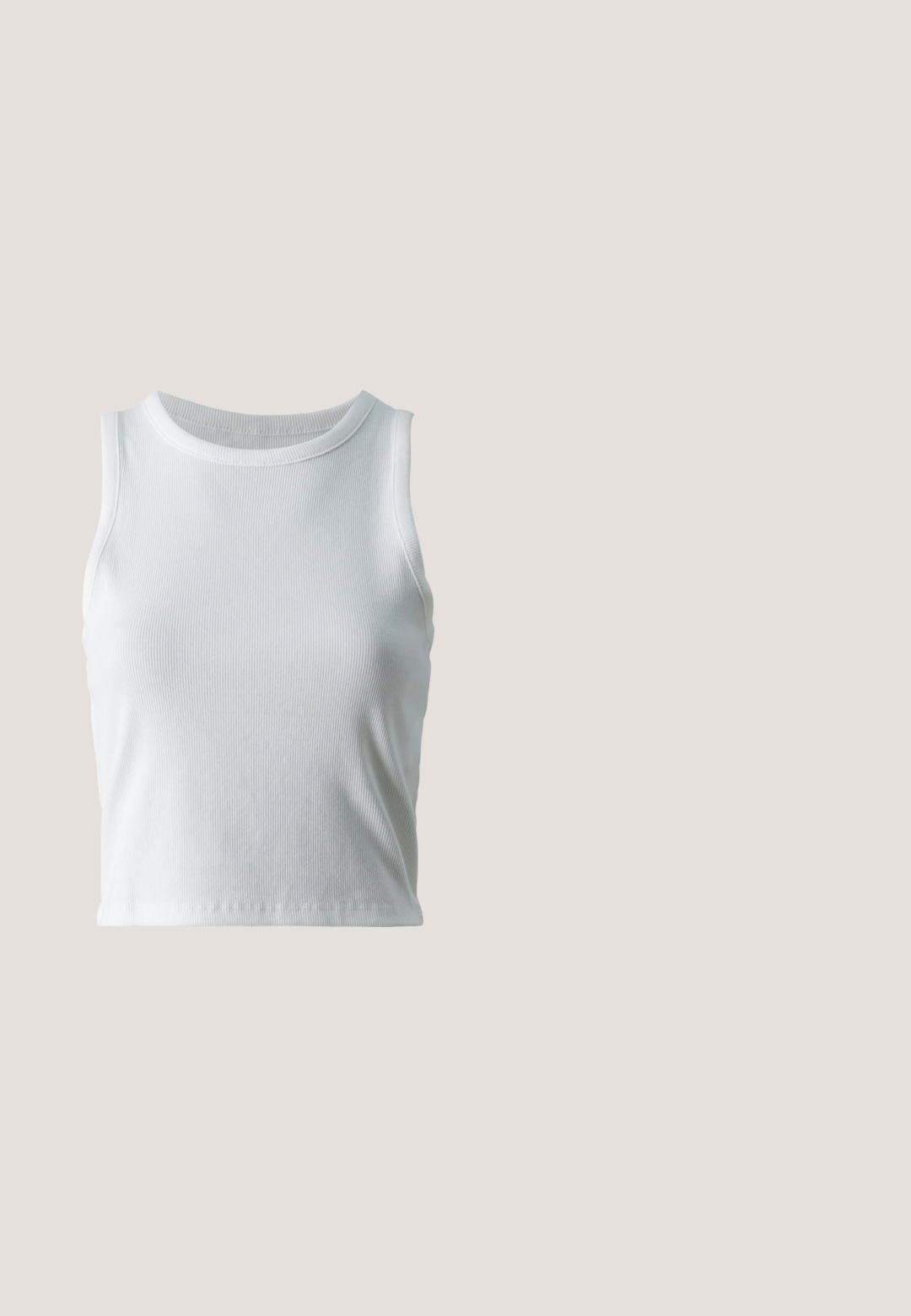 Hvid ribbet tanktop med rund halsudskæring og ærmeløs design, med en lige kant og en glat, strækbar tekstur.; Lyseblå denim mini nederdel med frontknap og lynlås, bæltestropper og frontlommer.; Sort flad sandal med tynde stropper, tåloop og justerbar spænnelukning ved anklen på en ensartet lysegrå baggrund.; Sorte, kantede solbriller med grå linser; lavet af plast, med tykke stænger med en glat overflade og ingen synlig hardware.; Pieces PCALUANA SHOULDER BAG - Håndtasker - black; Guld multi-lag kæde med forskellige kædestilarter, herunder chunky led og fine kæder, med cirkulære og rektangulære vedhæng.