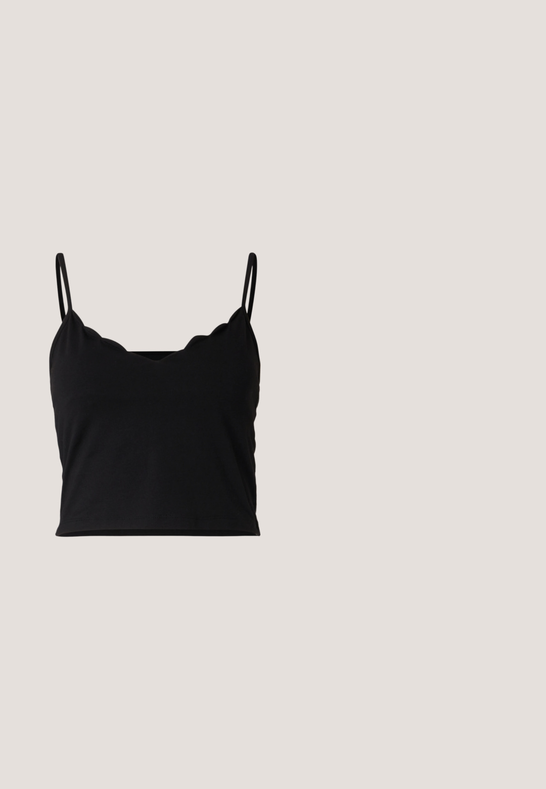 Even&Odd by Zalando Top - black; Schwarze weit geschnittene Jeans aus Denim. Mit hoher Taille, Vorder- und Gesäßtaschen sowie silberfarbener Hardware an der Knopf- und Reißverschlussöffnung.; Weißer Sneaker aus Segeltuch mit niedrigem Schnitt, weißen Schnürsenkeln, Gummisohle, schwarzen Streifendetails und Logopatch auf der Zunge und Ferse.; Schwarze rechteckige Sonnenbrille mit dunkel getönten Gläsern, dickem Kunstrahmen und breiten Bügeln. Glatte Oberfläche und kantiges Design.; Schwarze geflochtene Handtasche mit geschwungener Form, einem Reißverschluss und einem langen verstellbaren Trageriemen. Die strukturierten Oberflächen verleihen ihr ein detailliertes Erscheinungsbild.; Schwarzer, strukturierten Leder Gürtel mit einer goldenen Metallschnalle, die drei horizontale Streifen und mehrere Einstelllöcher aufweist.