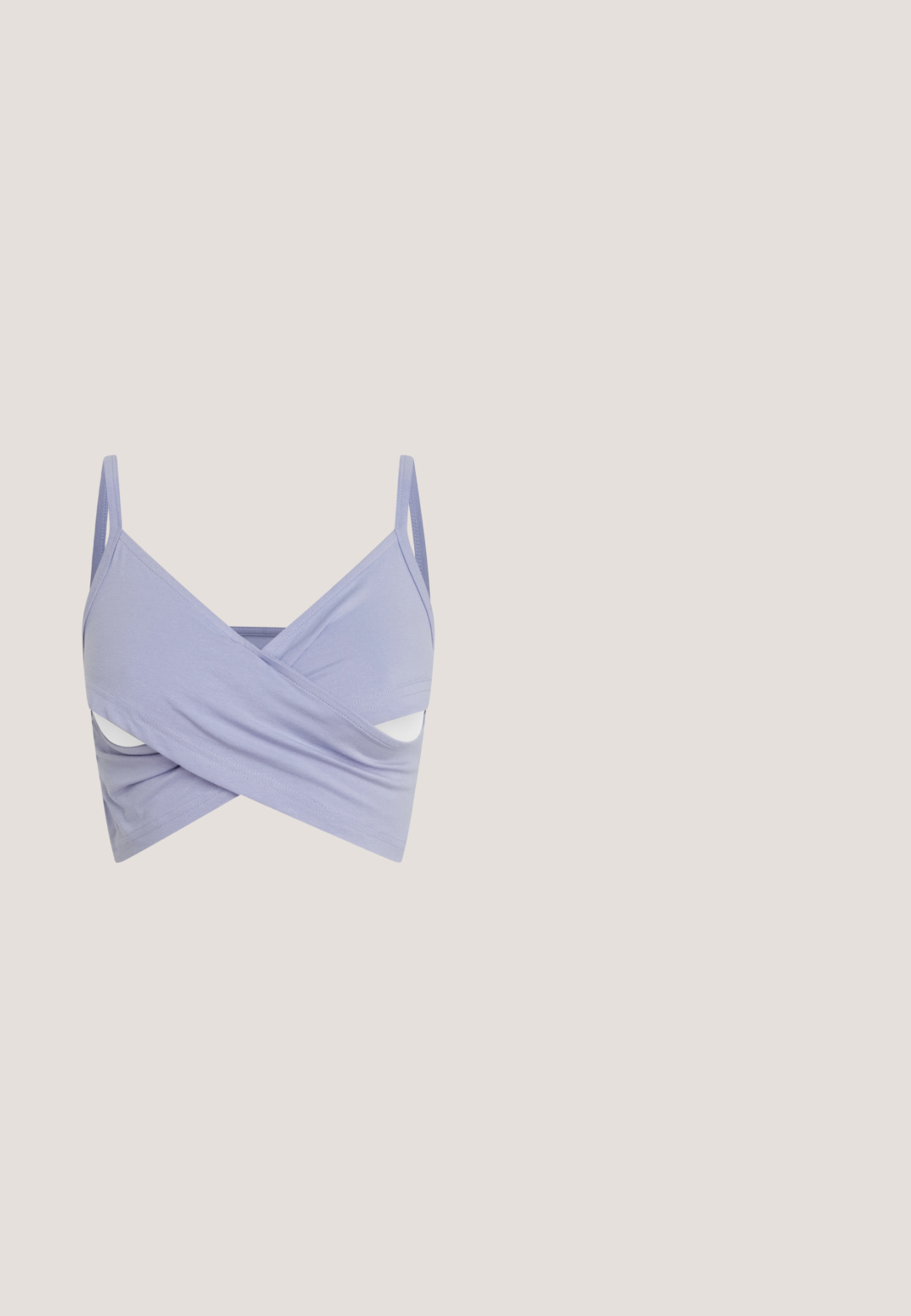Even&Odd Top - lilac; Svetlomodré šortky s vysokým pásom, predným zipsom a plisovaným dizajnom. Vyrobené z hladkej látky; obsahujú jemné švy.; Tenisky Nike P-6000 s vrchným materiálom z jemnej šedej sieťoviny, čiernymi akcentmi a odolnou čiernou gumovou podrážkou. Obsahujú jemný dizajn a systém šnurovania.; Hodvábna šatka s svetlomodrým, bielym a čiernym geometrickým patchworkom obsahujúcim rôzne horizontálne a vertikálne vzory línií a čiernym lemom.; Biela kabelka z umelého kože so štruktúrovaným trojuholníkovým tvarom, jedným nastaviteľným popruhom a prekrytím so zakriveným akcentom.; Zlaté kruhové náušnice s hladkým, zaobleným tvarom a lesklým povrchom. Majú oranžové akcenty na zadnej strane pre bezpečné zapínanie.