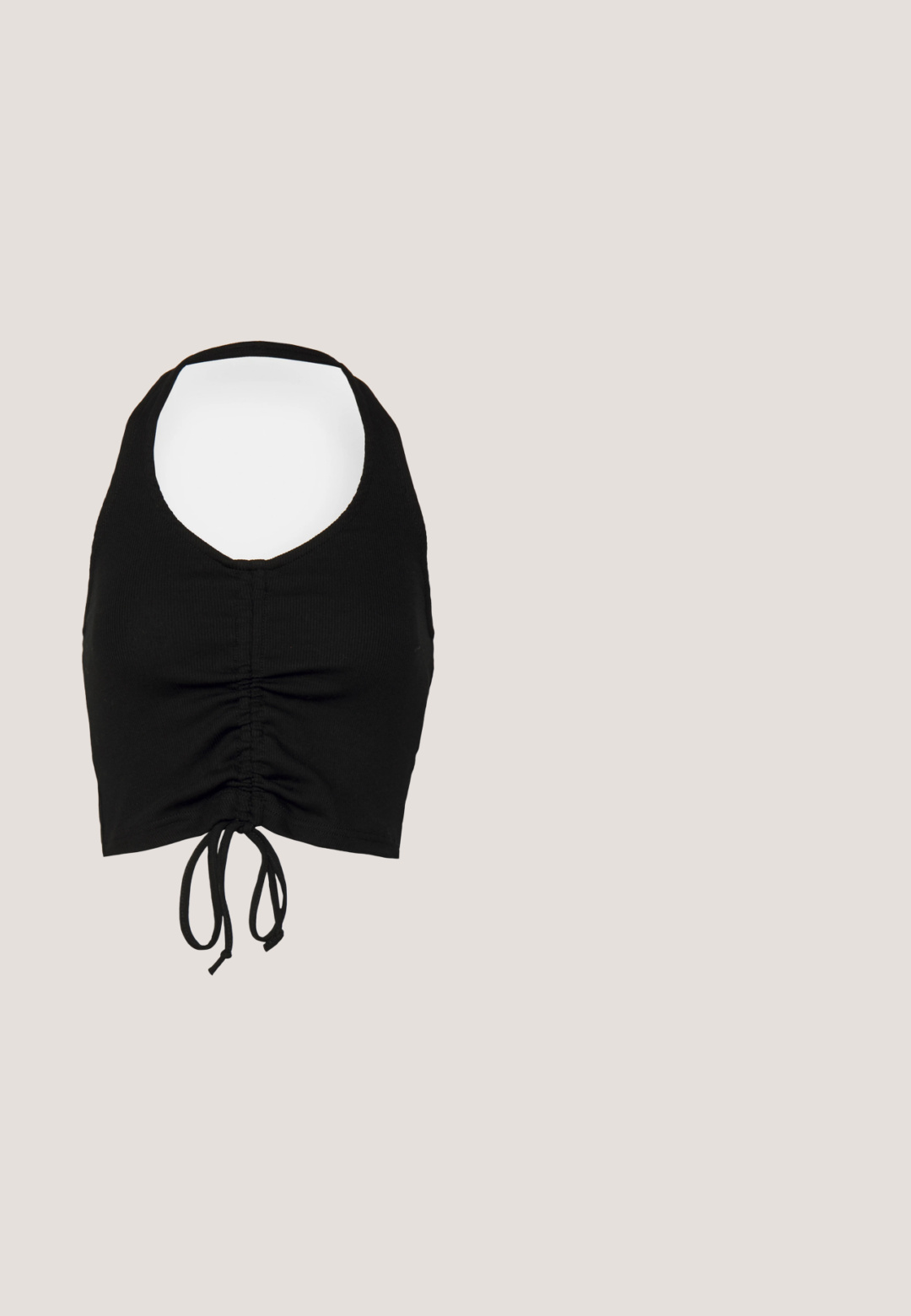 Even&Odd Top - black; Čierne cyklistické šortky s priliehavým strihom, elastickým pásom a hladkým povrchom. Dĺžka nad kolená. Žiadne viditeľné vzory ani ozdoby.; Čierna topánka v štýle Mary Jane s hrubou rebrovanou podrážkou a prackou, odpočíva na textúrovanom modrom koberci s rozmazaným pozadím.; Čierne slnečné okuliare s obdĺžnikovým rámom, tmavými šošovkami, hladkým plastovým materiálom a kovovým akcentom na ramene.; Čierna riasená kabelka so stiahnutou rúčkou, ležiaca na textúrovanej kamennej sfére na pozadí béžovej betónovej steny.; Strieborné kruhové náušnice s lešteným povrchom, ktoré majú kruhový tvar a závesné zapínanie. Hladký povrch s minimálnymi detailmi.