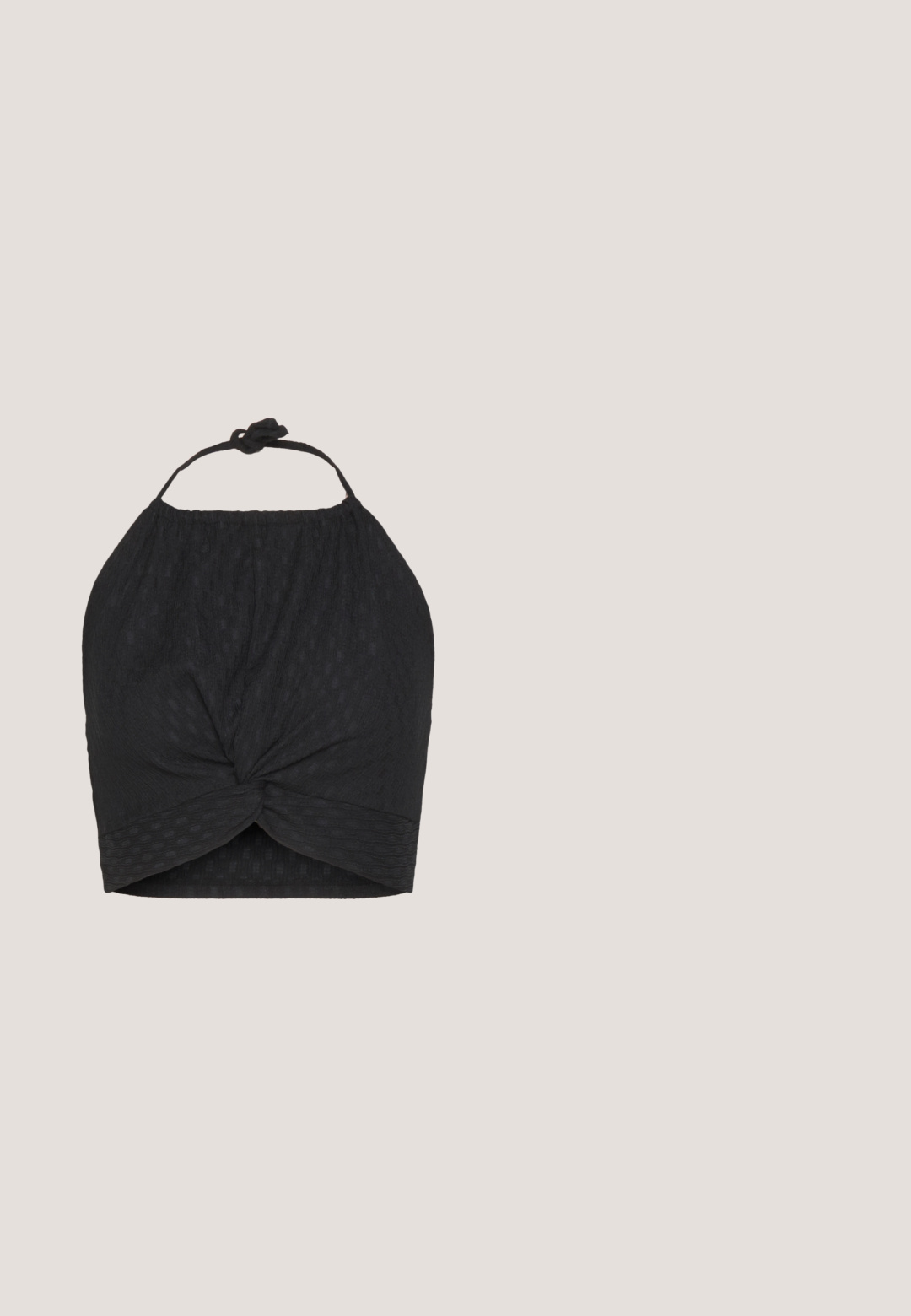 Even&Odd WRINKLE HALTER  - Top - black; Falmede sorte denimshorts med frynset kant, forreste knap- og lynlås-lukning og to forlommer på en ensfarvet baggrund.; Sort lædersandal med tre brede stropper, justerbar metalspænde, tyk struktureret sål og orange syning langs kanten.; Even&Odd Solbriller - black; Sort nylon skuldertaske med en buet form, sølvfarvet kædeaccent, aftagelig mini-pung og justerbar rem; prydet med "Steve Madden" logo.; Sølvfarvede hoop øreringe med en glat, rund form og en poleret overflade. Begge øreringe er i samme størrelse og har en sikker lukke mekanisme.