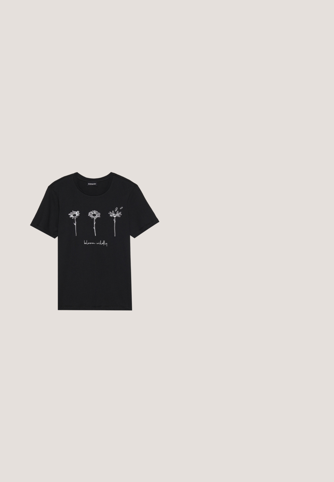 Sort bomulds-t-shirt med hvide linjetegninger af tre blomster og teksten "blomstre vildt" nedenfor. Rund hals og korte ærmer.; Sorte højtaljede lige jeans med frontknap og lommer, præsenteret på en hvid baggrund.; Sort læder ankelstøvle med firkantet tå, rund hæl, dekoreret strop og spænde detaljer samt metal accenter. Glat tekstur.; Solsikker med klare, rektangulære stænger og blå linser. Har brune tempelarme med præget "vogue" branding.; Sort ruskinds taske med en rund form, top lynlås lukning, kort håndtag og en dekorativ frynsedetalje. Glat tekstur med minimal hardware.; Sølvmetal ringøreringe med rektangulære studs, der har et abstrakt udskæringsdesign, præsenteret på en hvid baggrund.