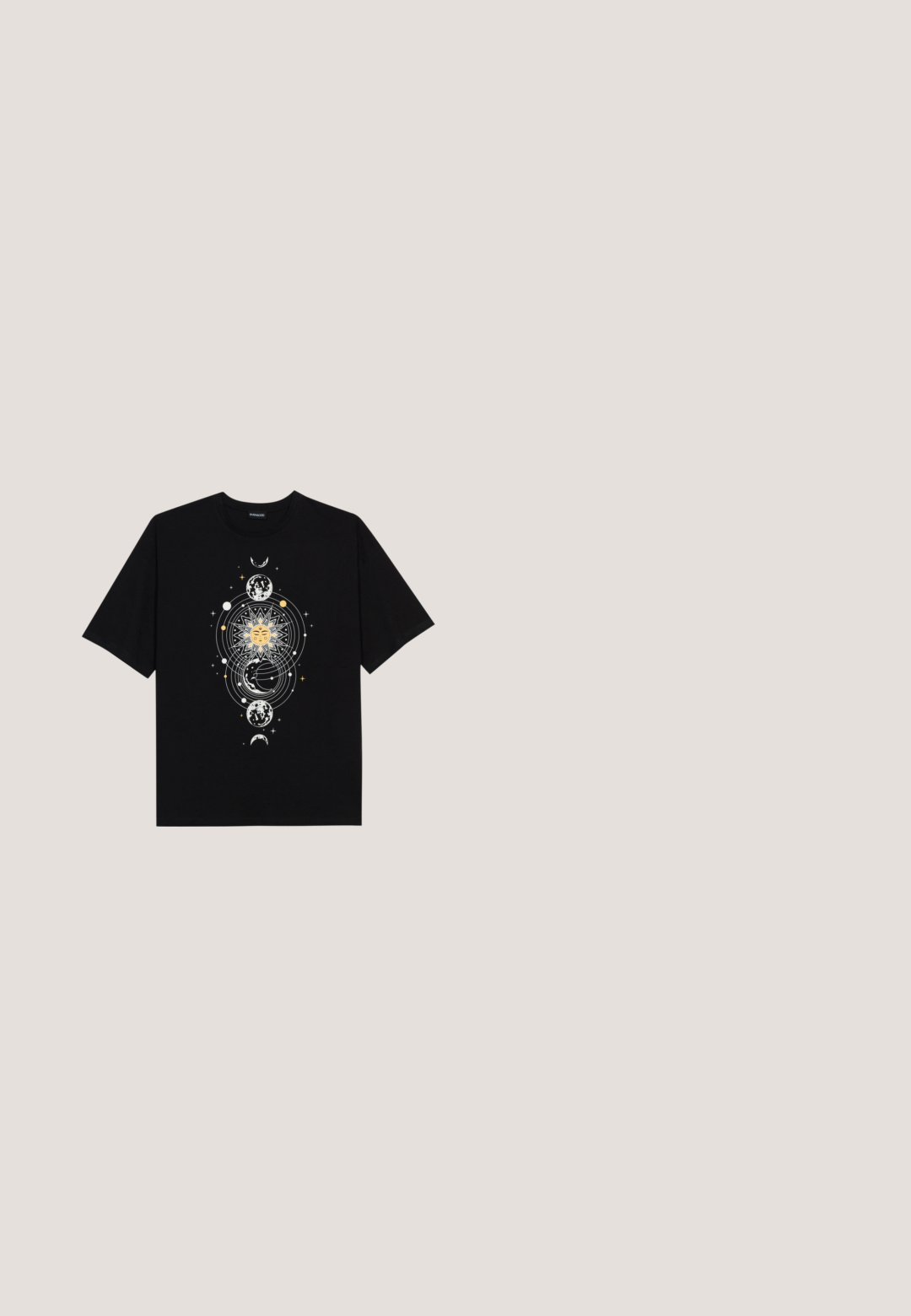 Μαύρο βαμβακερό T-shirt με κεντρικό ουράνιο γραφικό που απεικονίζει ήλιο, φεγγάρια και πλανήτες με λευκές και χρυσές λεπτομέρειες. Κοντό μανίκι.; Μαύρες τζιν σαλοπέτες με φαρδιά πόδια, ρυθμιζόμενους ιμάντες ώμου, πλαϊνά κουμπιά και μπροστινές τσέπες. Λείος υφασμάτινος τύπος και ανθεκτικό ύφασμα.; Μαύρα ψηλά αθλητικά παπούτσια με λαστιχένιες λευκές σόλες και κορδόνια. Διαθέτουν στρογγυλό λογότυπο και αντίθετη λευκή ραφή. Κατασκευασμένα από καμβά.; Μαύρα γυαλιά ηλίου με ορθογώνιο σκελετό, σκούρους φακούς, λεία πλαστική υφή και μεταλλική λεπτομέρεια στο βραχίονα.; Μαύρη υφασμάτινη τσάντα ώμου με μαλακή υφή, στρογγυλή μορφή και έναν μόνο ιμάντα. Μινιμαλιστικός σχεδιασμός χωρίς ορατό υλικό ή αξεσουάρ.; Ασημένες κρίκοι σκουλαρίκια που περιλαμβάνουν ένα charm σε σχήμα σταυρού και καρδιάς. Λείο, γυαλιστερό υφή με γυαλισμένη φινίρισμα. Κάθε charm κρέμεται από έναν ασφαλή βρόχο.