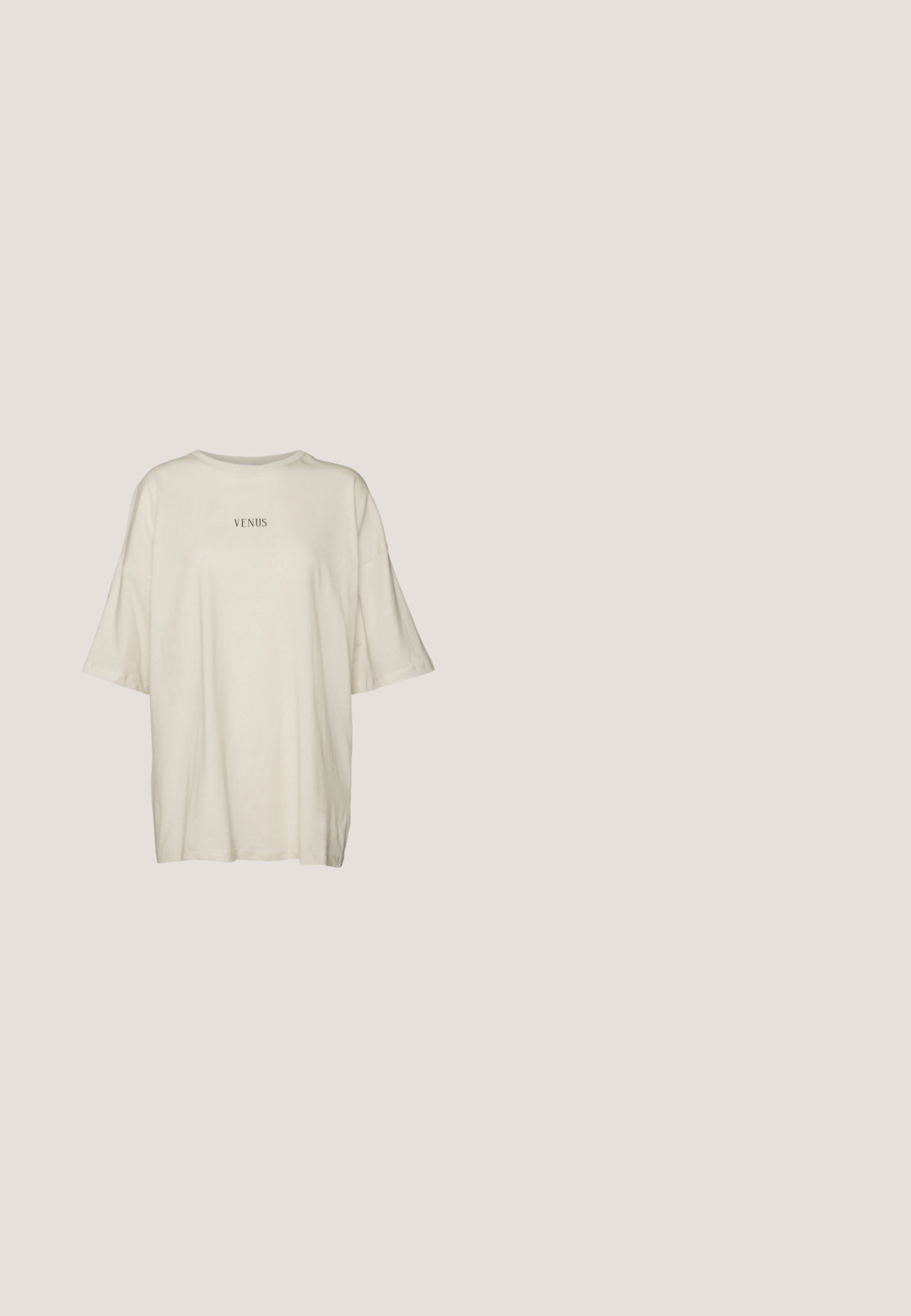 Cremefarvet oversized t-shirt lavet af blødt stof, med rund hals og korte ærmer. Centreret sort tekst, der siger "VENUS."; mbyM JAINE - Cargobukser - gray sand; Hvid og beige løbesko med blå accenter, netoverdel, polstret sål og snørelukning, vist fra ydersiden.; Guldmetal briller med ovale linser, slanke arme og klare næsepuder. Har subtile hængsel accenter og gennemsigtige linser.; Hvid taske i faux læder med en struktureret trekantet form, enkelt justerbart skulderstrop og en flaplås med kurver.; sweet deluxe EARRING - Øreringe - silver-coloured