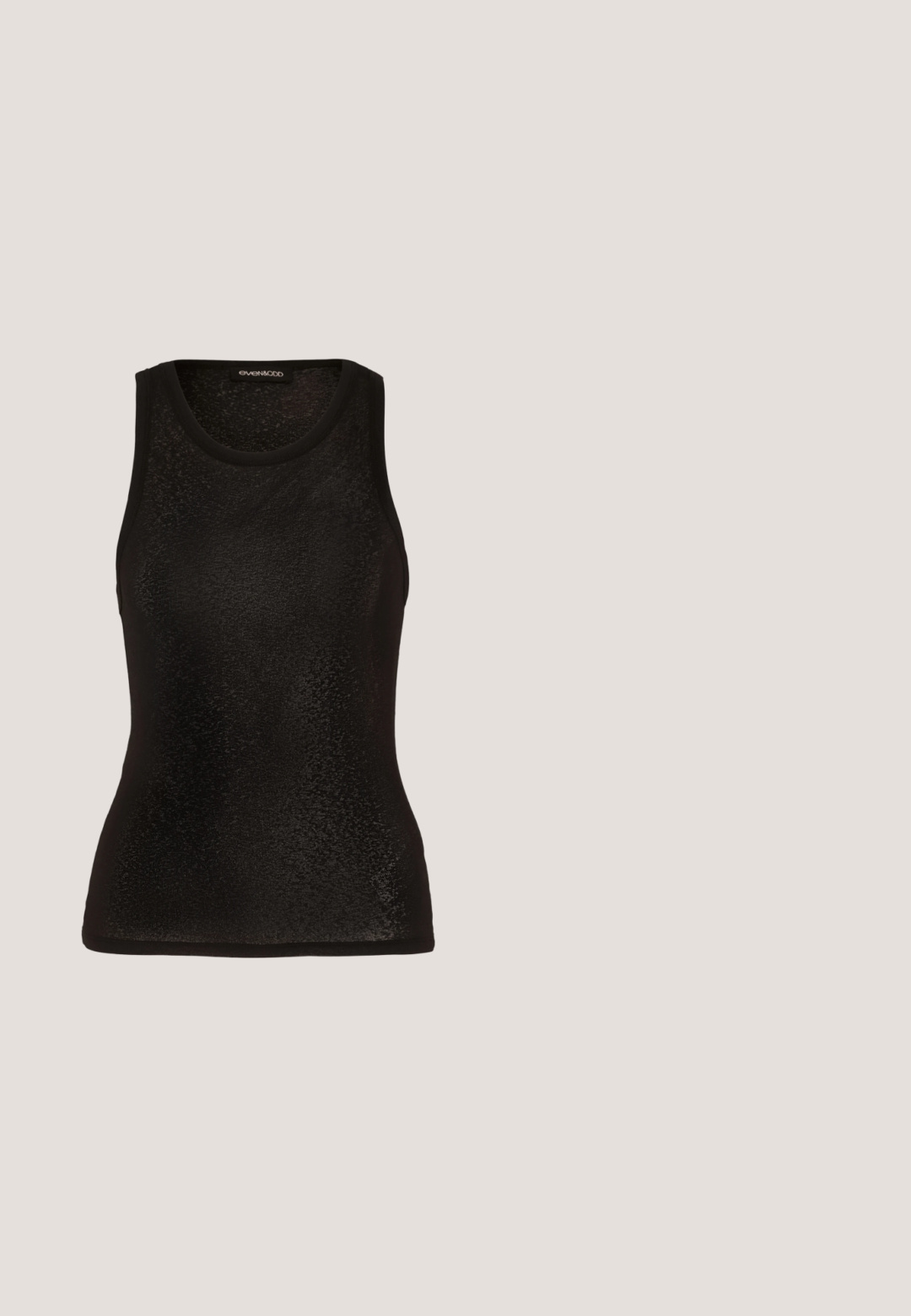 Even&Odd by Zalando Top - black; Vaqueros de mezclilla negros con un diseño de pierna recta, estilo clásico de cinco bolsillos y cierre de botón, con un ligero desgastado y detalles de costura.; Zapatillas de ante negro con acentos y cordones blancos, que cuentan con una gruesa suela blanca y costuras en contraste, combinadas con un calcetín blanco.; Gafas de sol negras con lentes grises, presentando un patrón enrejado de pequeños rhinestones metálicos a lo largo de las monturas. Acabado suave, diseño angular.; Bolso de mano negro con parte superior de cuero liso y base texturizada cubierta de tachuelas plateadas, que cuenta con un cierre de cremallera y doble asa.; Pendientes de aro de plata con un charm de cruz y corazón. Textura suave y brillante con un acabado pulido. Cada charm cuelga de un lazo seguro.