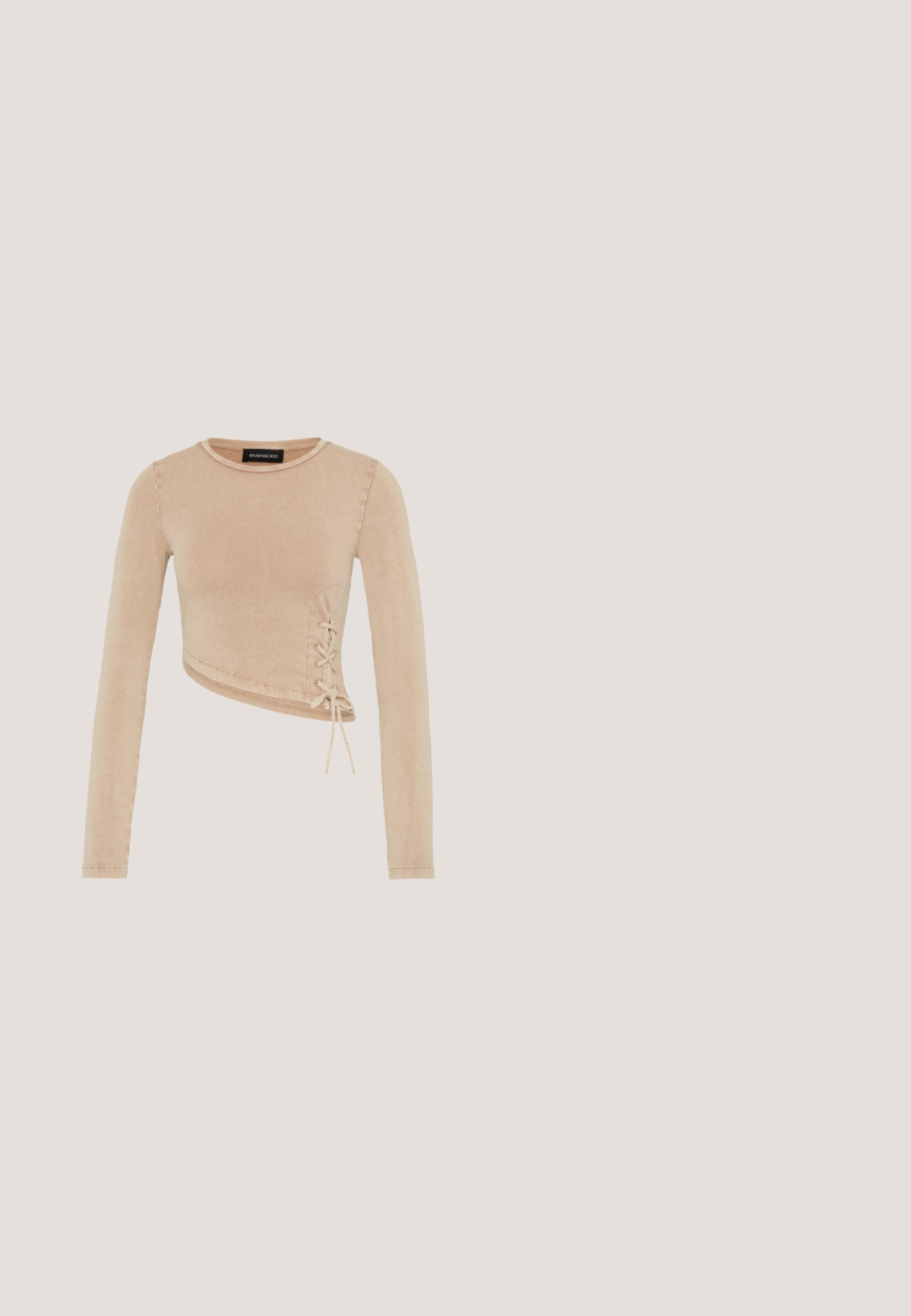 Langarmcroptop in lichtbeige, met een detail van veterbinding aan de zijkant. Gemaakt van zachte stof met een gladde textuur en een ronde hals.; Zwarte denim jeans met een recht model, voorzien van een klassiek vijf-pocket ontwerp, een ritssluiting en contrasterende stiksels langs de naden.; Zwarte suède sneaker met witte accenten en veters, uitgerust met een dikke witte zool en contrasterende stiksels, gecombineerd met een witte sok.; Zwarte zonnebril met grijze lenzen, versierd met een rasterpatroon van kleine metalen strass-steentjes langs het montuur. Gladde afwerking, hoekig ontwerp.; Zwarte handtas met krokodillenstructuur, rechthoekige vorm, bovenklep en een enkele korte handgreep.; Zilveren hoepel oorbellen met een minimalistisch ontwerp. Cirkelvormig, gladde textuur en dun profiel. Lichtgewicht met een gepolijste afwerking.