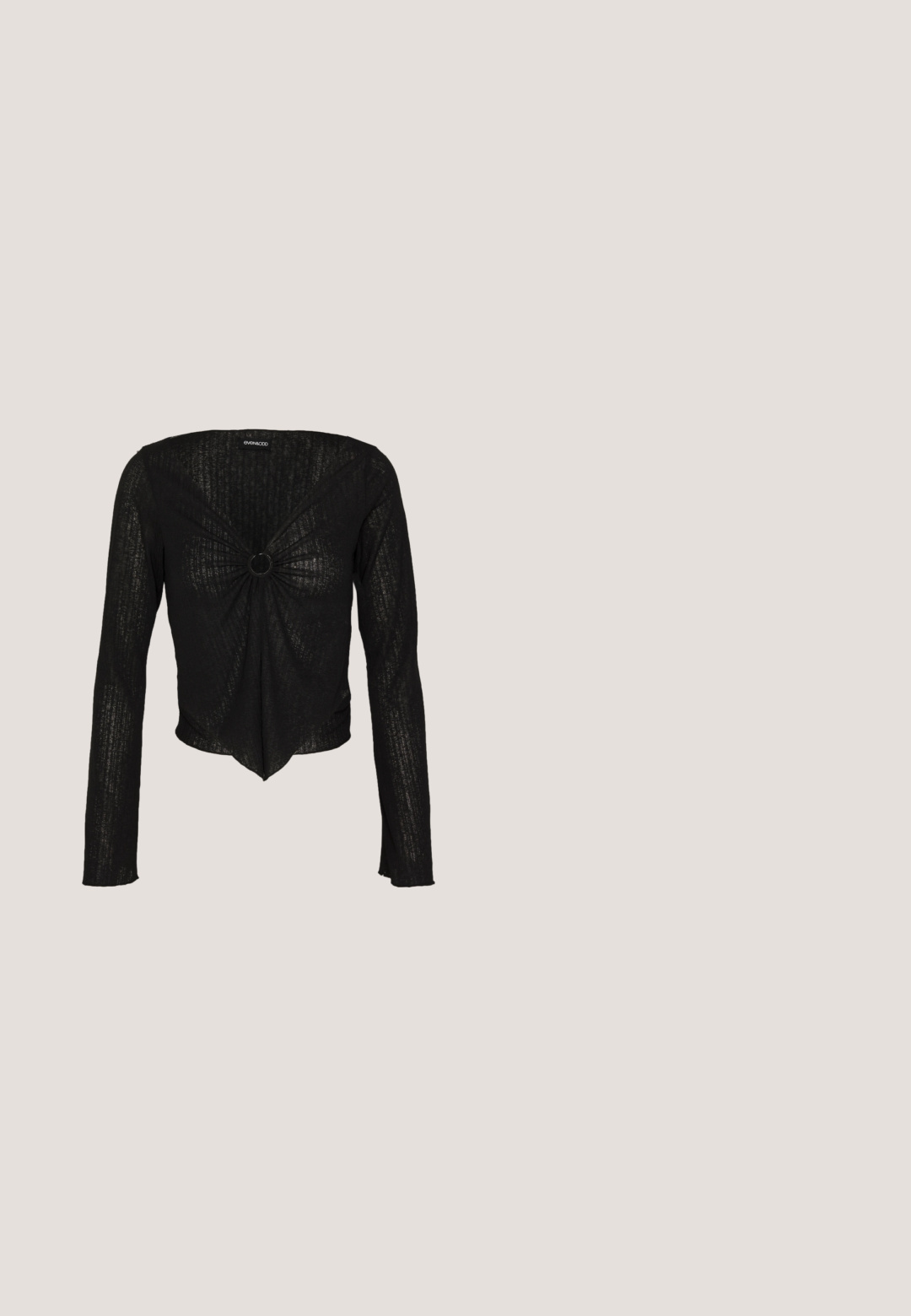 Sort langærmet top med et vriddet frontdetalje og en rund metalring som accent. Fremstillet af et let, struktureret stof med en cropped pasform.; Sorte flared jeans lavet af et blankt, glat materiale. Har høj talje, forlommer og en lynlås med knaplukning.; Sort lædersko med rund tå, ankelrem og spænde, lav hæl og gul syning langs sålen. Glat tekstur overalt.; Sorte solbriller med grå linser, der har et gittermønster af små metalliske rhinsten langs stellet. Glat overflade, kantede design.; Sorte og sølv håndtaske med en tekstureret overflade, der har et diamantmønster, en knyttet håndtag og en struktureret form.; Sølv metal øreringe med bølget design, der har to sammenkoblede, forlængede elementer. Glat tekstur og poleret finish. Stiftlukning.
