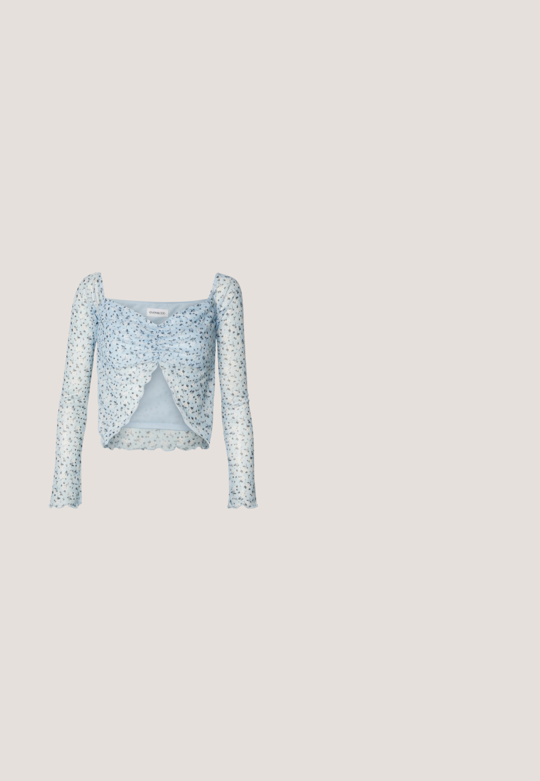 Lichtblauwe langemouwen top met bloemenpatroon, gestructureerde stof, gecreurde voorkant en gekartelde randen. Heeft een cropped ontwerp en vierkante halslijn.; ONLY Tuinbroek - medium blue denim; Witte platform sneakers met een gladde leertextuur, geperforeerde details en platte veters; voorzien van een dikke witte rubberen zool.; Een paar rechthoekige zonnebrillen met lichtblauwe doorzichtige monturen en donkergrijze glazen, met rechte pootjes en minimale hardwaredetails.; Lichtblauwe denim schoudertas met een brede band en een zichtbare centrale naad, afgebeeld tegen een effen lichtgrijze achtergrond.; sweet deluxe EARRING - Oorbellen - silver-coloured