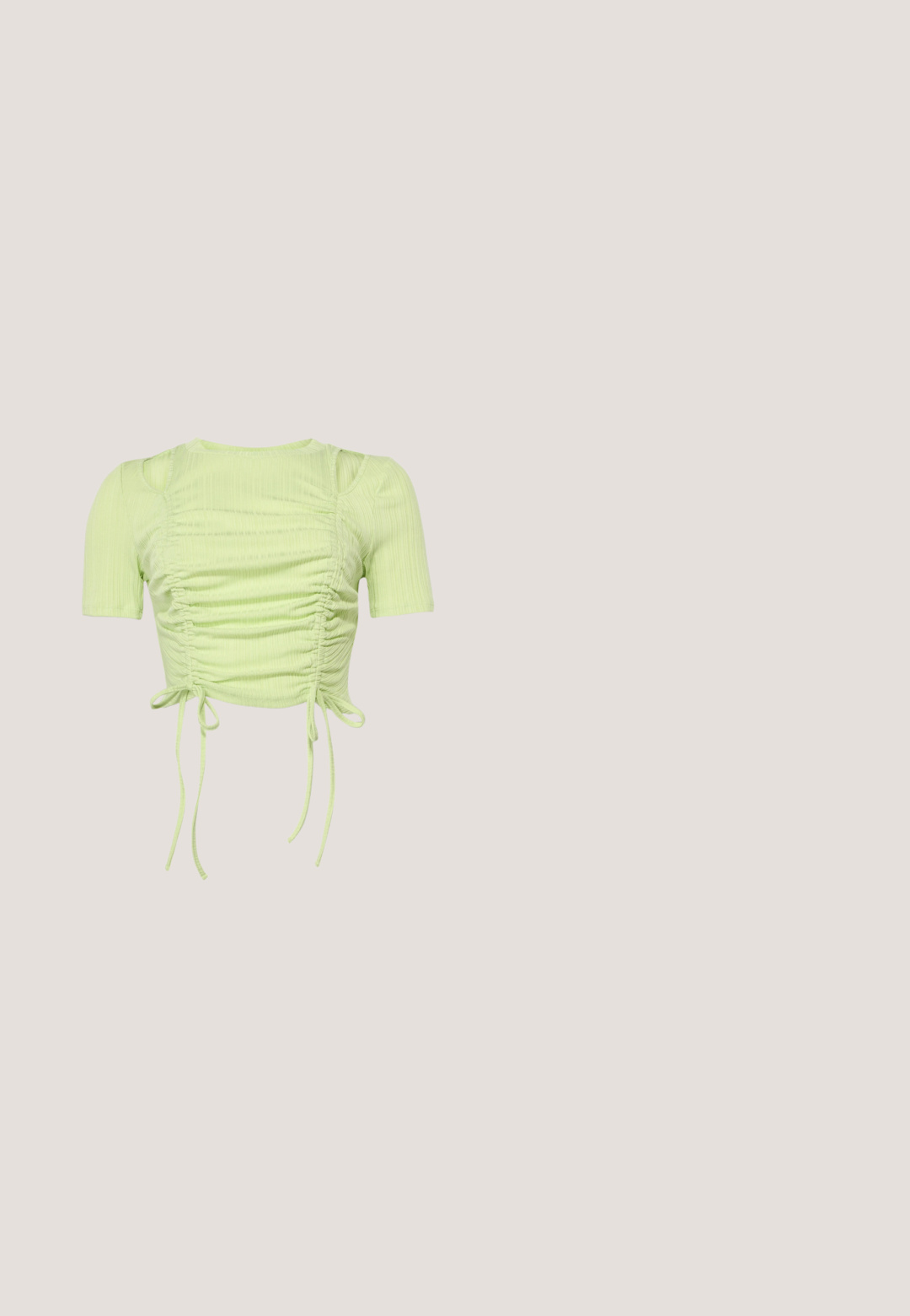 Vaaleanvihreä lyhythihainen ribbikangas cropped-top, jossa on kerääntyneet yksityiskohdat ja säädettävät sivunauhat.; Vaaleansiniset leveälahkeiset farkut, jotka on valmistettu denimistä. Ominaisuuksiin kuuluvat keski- vyötärö, viisi taskua ja vyölenkit. Haalistumisia ja ompeleita näkyy.; Hopeanvärinen Love Moschino -lenkkari valkoisella pohjalla, valkoisilla kengännauhoilla, teksturoiduilla paneeleilla ja pienellä punaisella sydänyksityiskohdalla sivussa.; Mustat suorakulmaiset aurinkolasit tummilla linsseillä. Vaatteet ovat sileää muovikehystä ja "vogue"-brändäystä temppeleissä.; Musta kiiltävä käsilaukku, jossa kaksi vetoketjutaskua, hopeaketju ja yksi olkahihna valkoisella taustalla.; Kultasävyinen rannekoru, jossa kukkamuotoisia ja pisaran muotoisia läpinäkyviä kristalleja symmetrisesti suljentaan kiinnitetyn brändilaatan ympärillä.