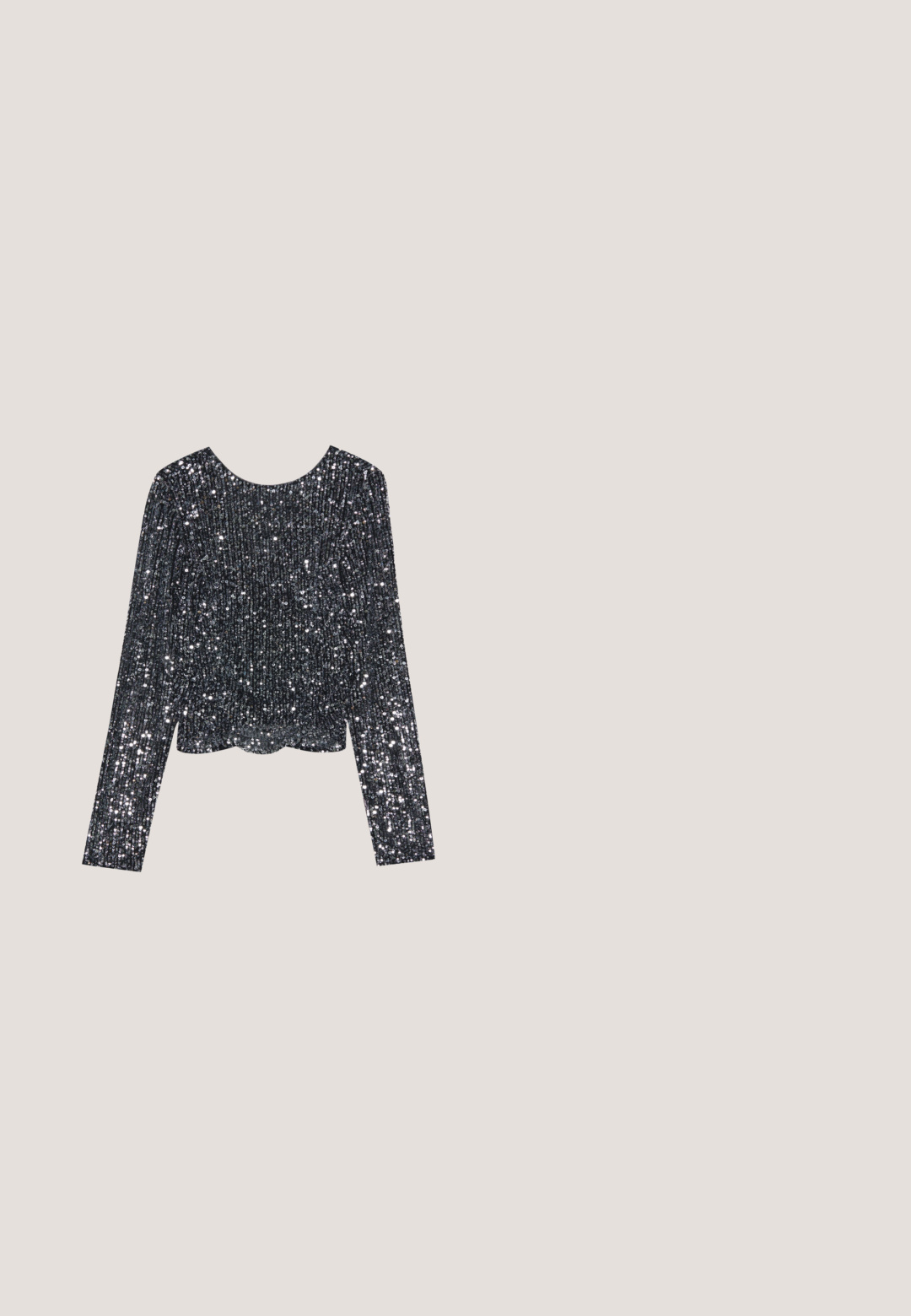 T-shirt à manches longues en noir avec une texture côtelée, recouvert de paillettes brillantes. Encolure arrondie et silhouette ajustée.; Pantalons palazzo en sequins noirs avec une coupe large et une taille élastique, présentant une surface brillante et texturée qui reflète la lumière.; Sandale à talons hauts argentée pailletée avec bout ouvert, design à lanières croisées, sangle de cheville réglable et dessus texturé.; Lunettes de soleil ovales noires avec montures argentées ornées de perles et de petits strass le long des bords et des branches, présentées sur une surface blanche.; Pochette argent métallique avec un corps doux et froncé et une fine bandoulière. Présente une texture lisse et brillante ainsi qu'une forme arrondie.; Boucles d'oreilles anneaux en argent incrustées de cristaux facettés clairs, avec attaches à tige et embouts transparents sur fond blanc.
