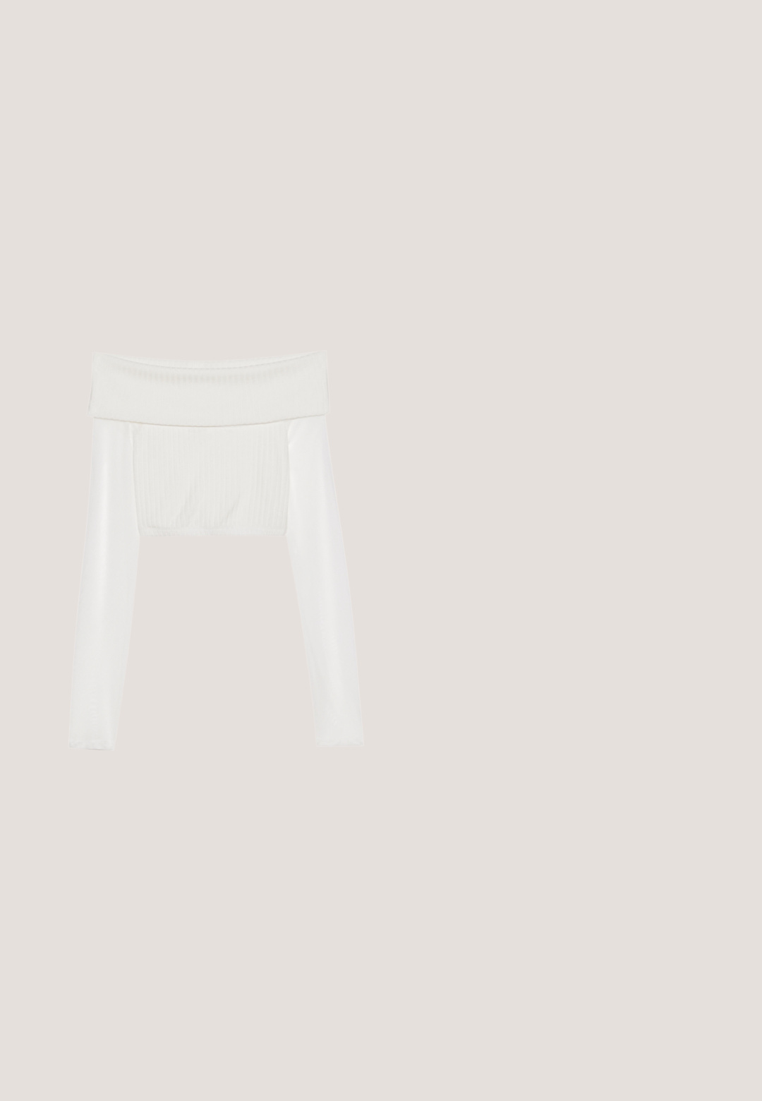 Hvid af-shoulder cropped top med lange ærmer, ribbet tekstur på kroppen, glatte ærmer og elastisk bånd ved kanten.; Hvid nederdel lavet af tekstureret stof med rynkedetaljer og bølger. Har en udvidet design med en tætsiddende talje.; Sølvmetallic balletflat med en lille sløjfe på den runde tå og en sort flad sål.; Ovale briller med en metallisk sølvramme, klare linser og strukturerede perleaccentede stænger. Letvægtsdesign med buede arme.; Sølvmetallic håndtaske med snøredetaljer, der har et slankt design og en kort strop. Tasken holdes i hænderne for at fremvise dens tekstur.; Sølvjusterbart armbånd med klare rhinsten og en sommerfuglformet midterstykke prydet med små krystaller.