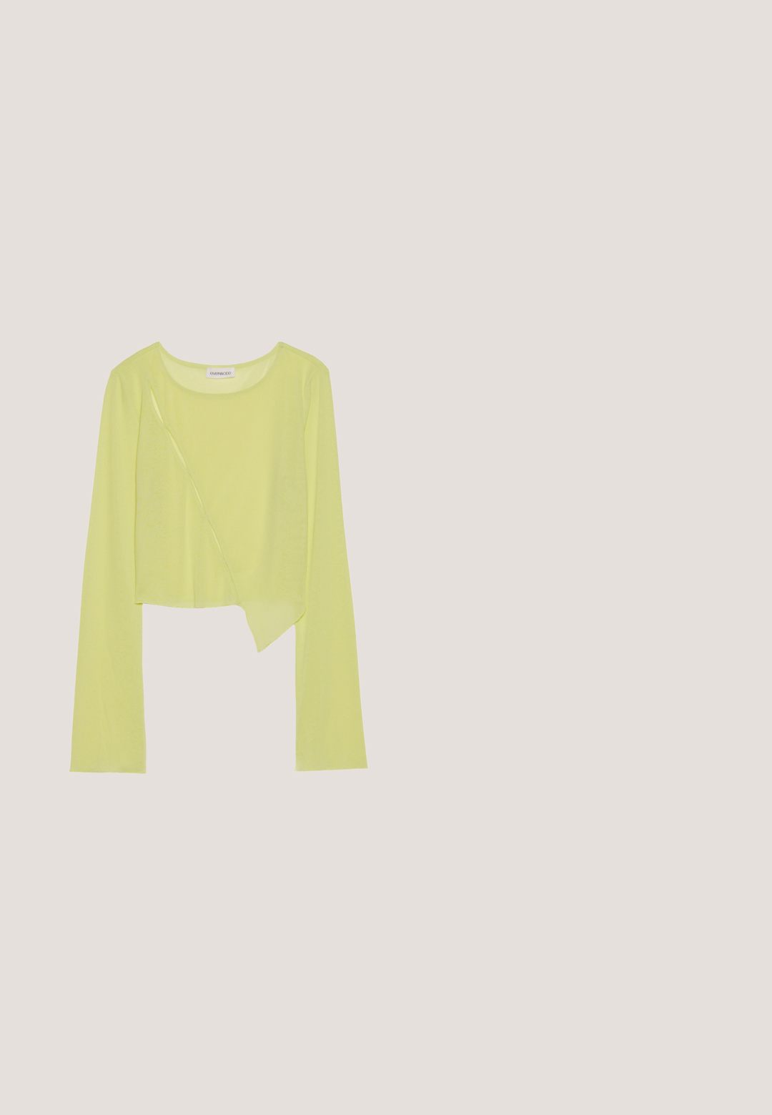 Limetkovozelený dlhý rukáv cropped top s okrúhlym výstrihom a asymetrickým lemom. Ľahká, rebrovaná textúra s dekoratívnymi stehmi.; Rozšírené džínsy v čierno-bežovom zebrovom vzore, vyrobené z denimu, s dizajnom piatich vreciek a viditeľnými švami.; Čierna lakovaná slingback topánka so špicatou špičkou a nízkym šikmým blokovým opätkom na jednoduchom svetlom pozadí.; Čierne obdĺžnikové okuliare s priesvitnými sklami, s zaoblenými okrajmi a bočnými akcentmi, s lesklým povrchom rámu a ramien.; Čierna syntetická kožená kabelka s zakriveným dizajnom, so zipsom v prednej kapse a dekoratívnym kovovým príslušenstvom, vrátane odnímateľnej okrúhlej peňaženky.; Pár lesklých strieborných kruhových náušníc s tenkými drôtenými zapínaniami, zobrazených na svetlo šedom pozadí.