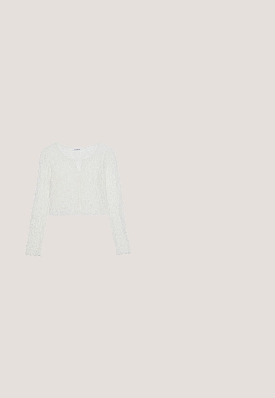 Even&Odd Top s dlhým rukávom - off white; Kvetinová midi sukňa s bielym pozadím, na ktorom sú ružové a zelené kvety, s elastickým pásom a vrstvovým dizajnom pre zvýšený objem.; Béžové semišové baletky s ostrou špičkou, vyrezávaným bočným dizajnom a nízkym podpätkom. Hladká textúra a minimalistický štýl.; Okrúhla pletená slamenná kabelka s krátkym remienkom a viacfarebnými háčkovanými akcentmi po okrajoch.; Oválne brošňa so zlatým okrajom vlnkovaného vzhľadu, ktorá obsahuje kvetinový vzor ružových ruží na svetlom pozadí. Hladký povrch a podrobné grafiky.; Hnedý tkaný kožený opasok s okrúhlou zlatou kovovou prackou na bielom pozadí.