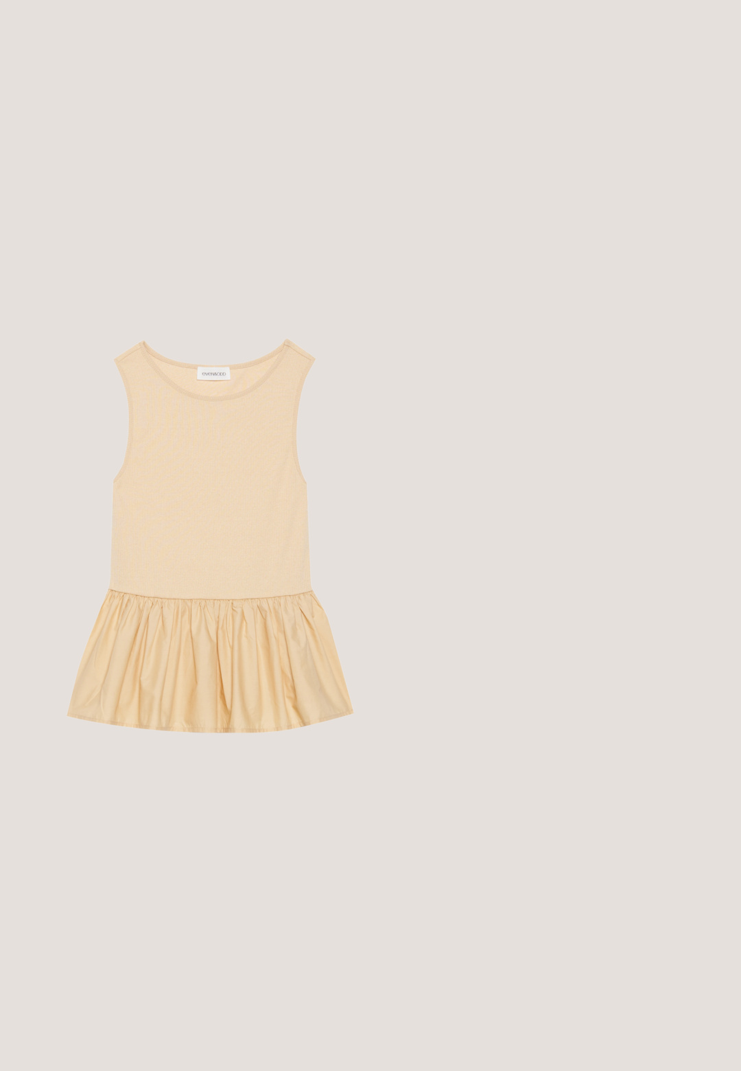 Ärmløs top med en tætsiddende ribbet overdel i lys beige og en flagrende, skinnende, samlet nederdel i en matchende nuance.; Beige shorts med en rynket elastisk talje og en bue detalje. Har to sidelommer og en glat, blød stoftekstur.; Hvide faux læder sandaler med to justerbare spænder, kork sål og hvid gummisål, der har en glat tekstur og minimalistisk design.; Rektangulære briller med en ramme i skildpaddemønstret plastik, guldfarvede metal detaljer og klare linser. Slanke arme med en subtil kurve.; Lille beige og hvid flettet skuldertaske med geometriske mønstre, læderkanter, frontrem med guldfarvet spænde og justerbar skulderrem.; Halskæde- og armbåndssæt i guldfarve med hjerteformede perlemorsvedhæng og små krystalklynger, begge med justerbare kædelukninger.
