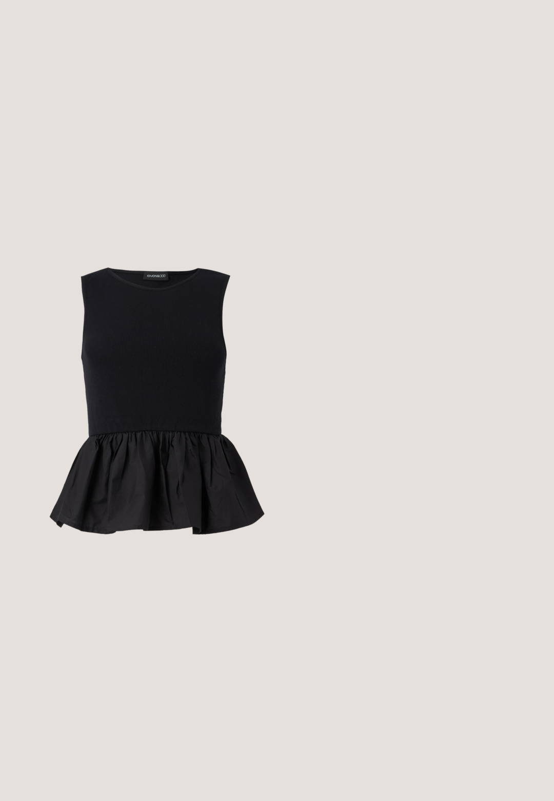 Sort ærmeløs top med ribbet øverste del og en svingende, draperet peplum-bund. Glat tekstur med en ensfarvet overflade.; Sorte højtaljede flæsebukser med knapper foran og lommer, vist på en ensfarvet lysegrå baggrund.; Sort spids tå kitten heel med blondeoverdel, bølget kant og ankestrop med spænde.; Sorte ovale solbriller med mørketonede linser og ALDO-logo på stangenderne, vist på en lys baggrund.; Sort kordfløjls skuldertaske med en buet form, justerbar strop og snorelukninger på begge sider til størrelsejustering.; To sølvhalskæder på hvid baggrund, den ene med dråbeformet krystalvedhæng, den anden med ovale krystalled.