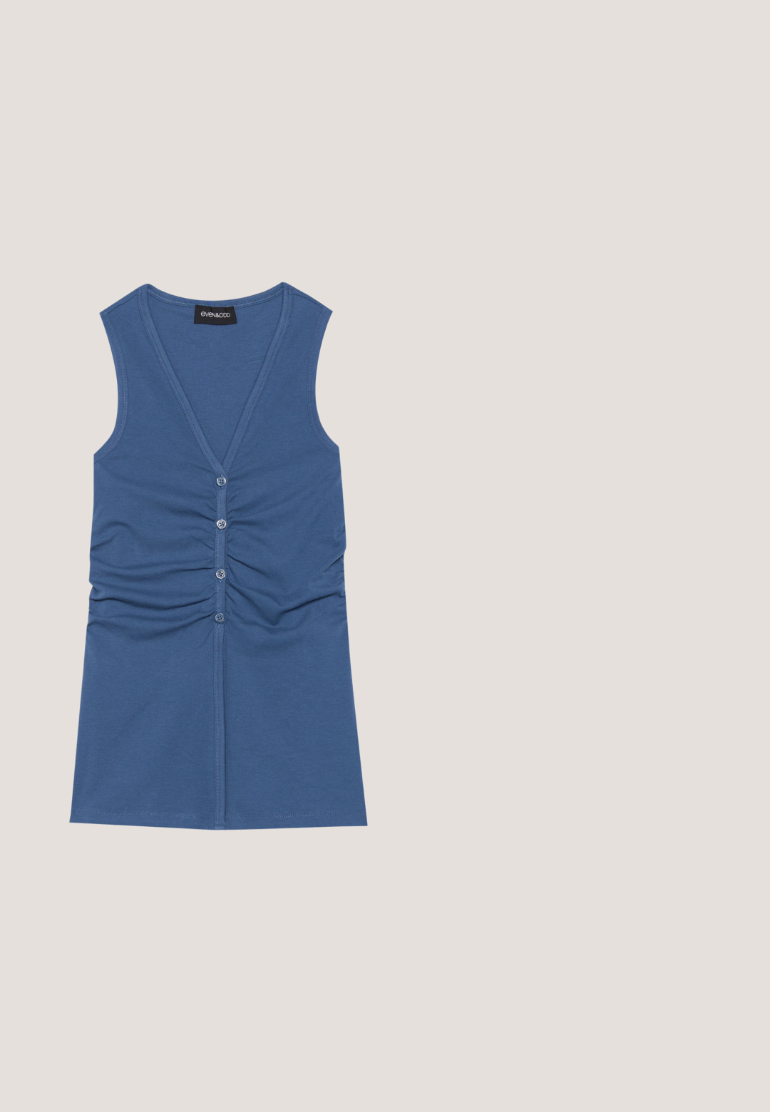 Top sin mangas azul hecho de un tejido suave, con un escote en V profundo, cierre de botones y detalles fruncidos en la parte delantera.; Pantalones de lino beige con un diseño de pierna recta, que presentan un cierre de botón y una corbata de tela en la cintura, ofreciendo una apariencia ligera y texturizada.; Sandalia deslizante tejida marrón con una correa de punto abierto texturizada y una suela plana en tono beige, que presenta un diseño minimalista y sin cierres.; Gafas de sol carey con un diseño sobredimensionado y redondeado. Lentes en gradiente marrón, montura gruesa y detalles en hardware tono dorado.; Bolso tote de color marrón oscuro tejido con patrones florales y dos asas largas trenzadas sobre un fondo claro y sencillo.; Collar multicolor de cuentas con cuentas doradas, ámbar, negras, rojas y grises, con un cierre de palanca dorado sobre fondo blanco.