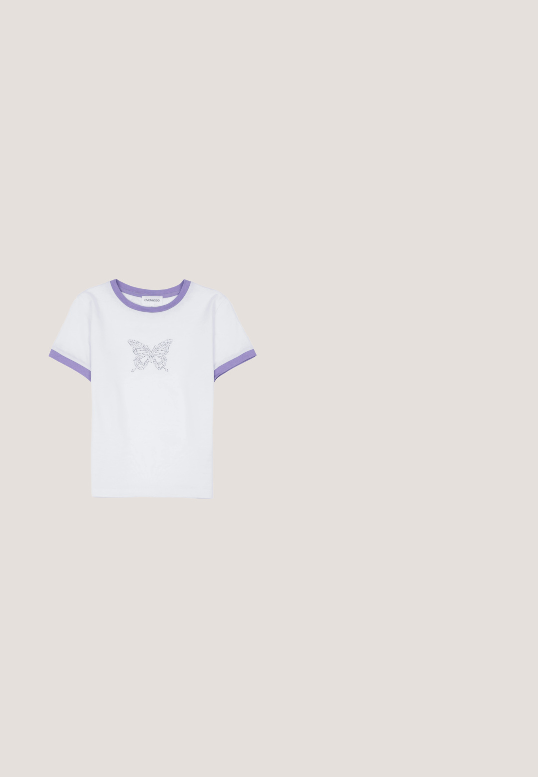 T-shirt en coton blanc à manches courtes, avec un col et des poignets en ribbed violet, arborant un motif de papillon en strass sur le devant.; Jeans gris évasés avec une taille mi-haute, poches avant et fermeture à bouton, fabriqués en denim avec une texture lisse.; Baskets blanches épaisses avec une semelle épaisse et des accents décoratifs de papillons en 3D sur le côté, les lacets et le talon.; Une paire de lunettes de soleil rectangulaires avec des montures translucides bleu clair et des verres gris foncé, présentant des branches droites et des détails matériels minimaux.; Petit sac à épaule argenté avec une fine bandoulière et un rabat avant sécurisé par un fermoir métallique.; Vanzetti Ceinture taille haute - silver-coloured