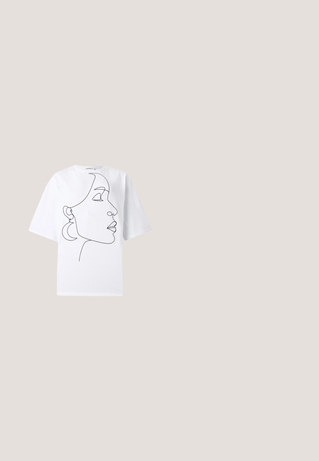 Hvid T-shirt med korte ærmer med sort kontinuerligt linjetegning af en kvindes sideprofil iført halvmåneformede øreringe.; Sorte bomulds shorts med et tætsiddende design og elastisk talje. Glat tekstur, længde til midt på låret, og uden synlige mønstre eller accenter.; Sort lærred sneakers med en hvid gummi platform sål, der har hvide snørebånd og syninger, ikonisk branding på siden, lav-top design.; Sorte, kantede solbriller med grå linser; lavet af plast, med tykke stænger med en glat overflade og ingen synlig hardware.; Sort nylon skuldertaske med en buet form, sølvfarvet kædeaccent, aftagelig mini-pung og justerbar rem; prydet med "Steve Madden" logo.; Sølv hoops øreringe med et tyndt, glat design; langstrakt oval form; poleret finish; har en sikker krog lukning.